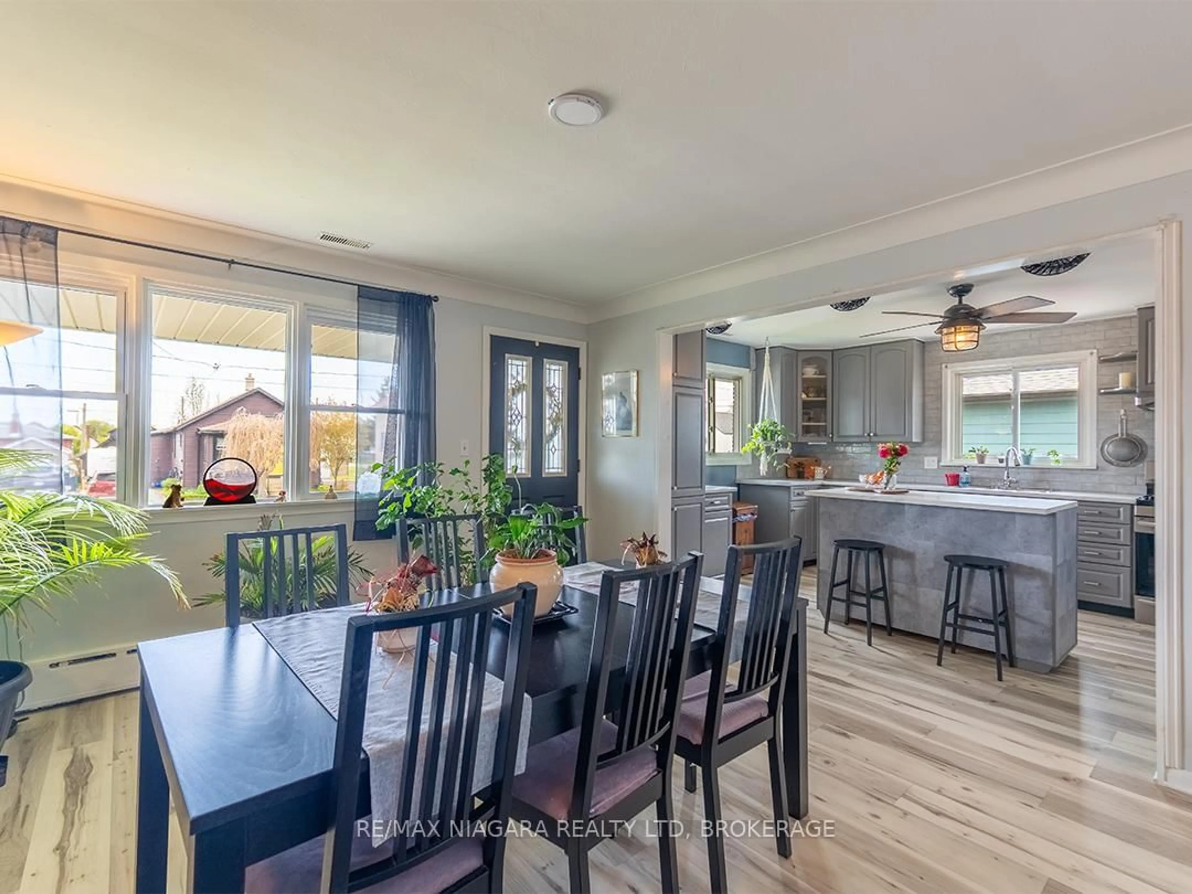 Open concept kitchen, unknown for 64 Christmas St, Port Colborne Ontario L3K 1M5