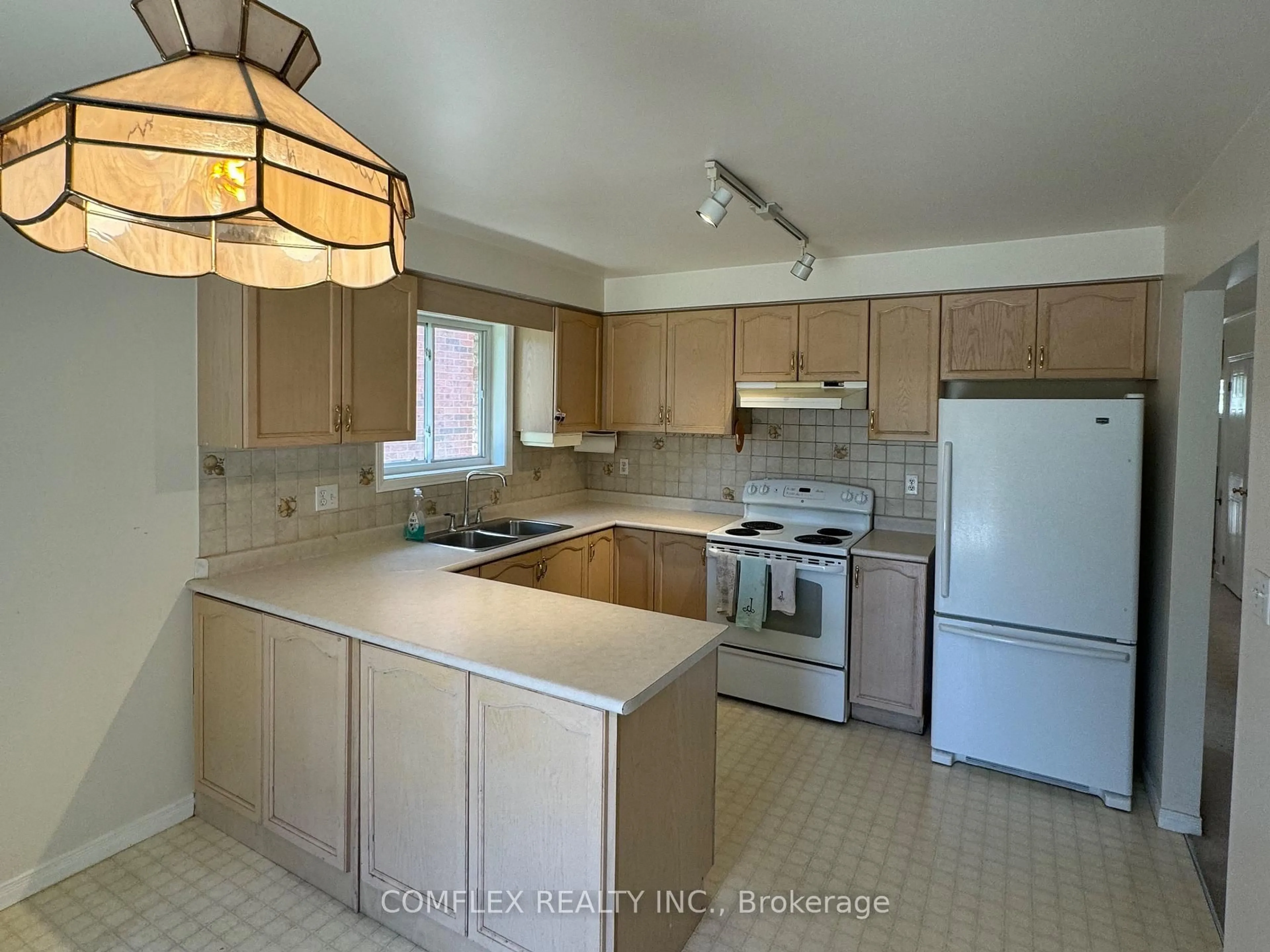 Standard kitchen, unknown for 154 Carroll Cres, Cobourg Ontario K9A 5K6
