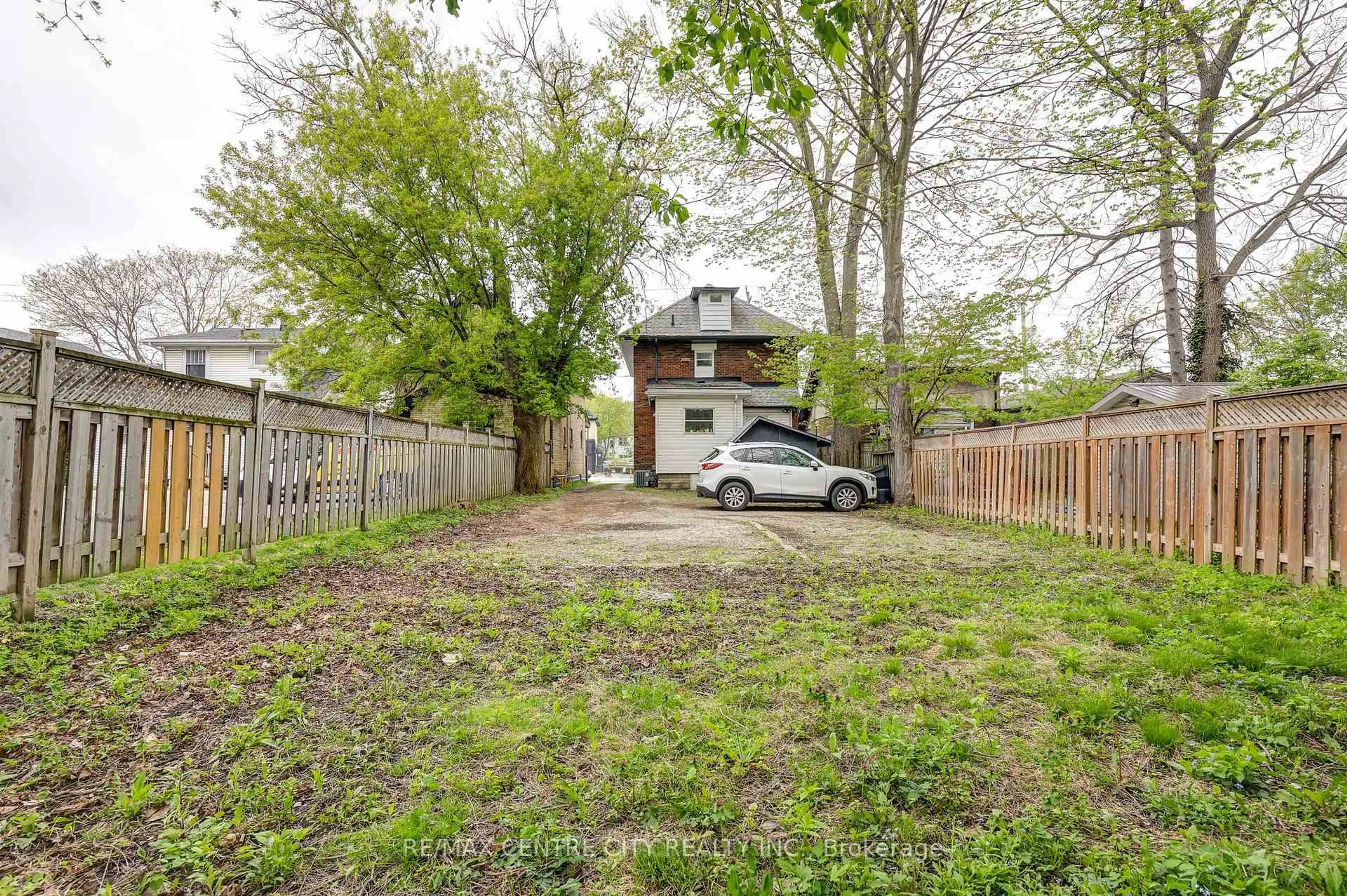 A pic from outside/outdoor area/front of a property/back of a property/a pic from drone, street for 84 Wharncliffe Rd, London South Ontario N6J 2K1