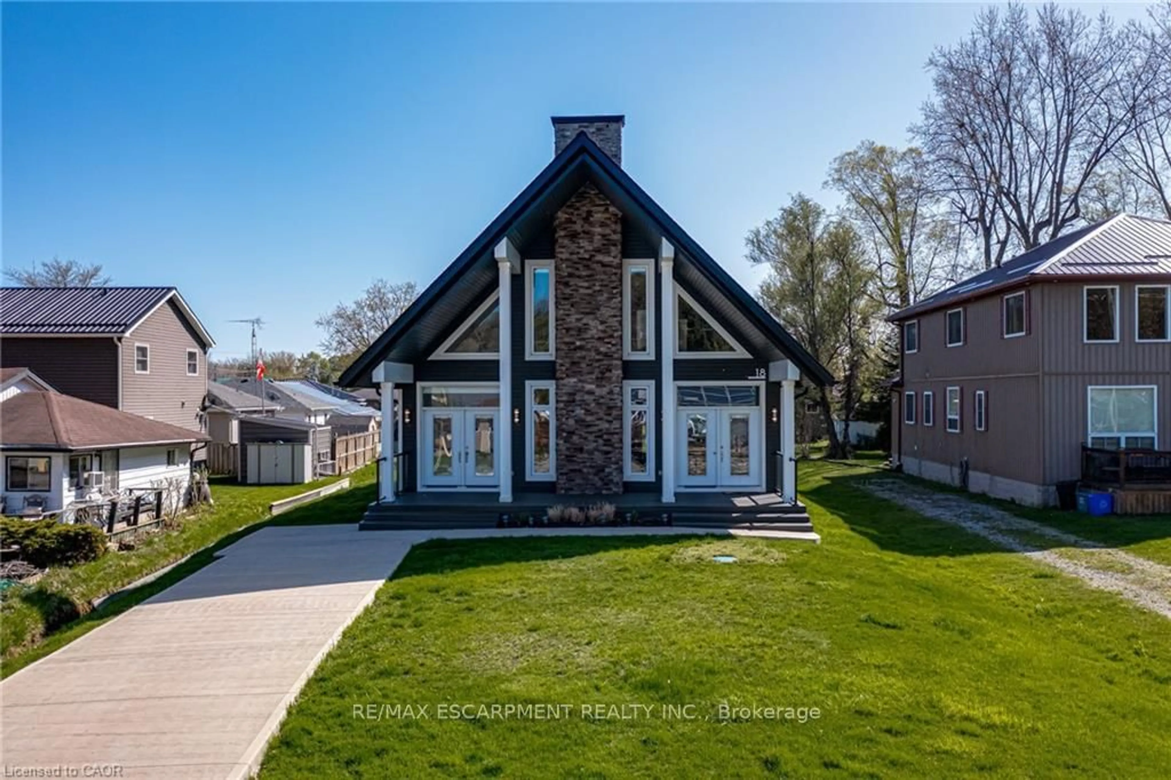 Home with vinyl exterior material, unknown for 18 Walter St, Norfolk Ontario N0E 1T0