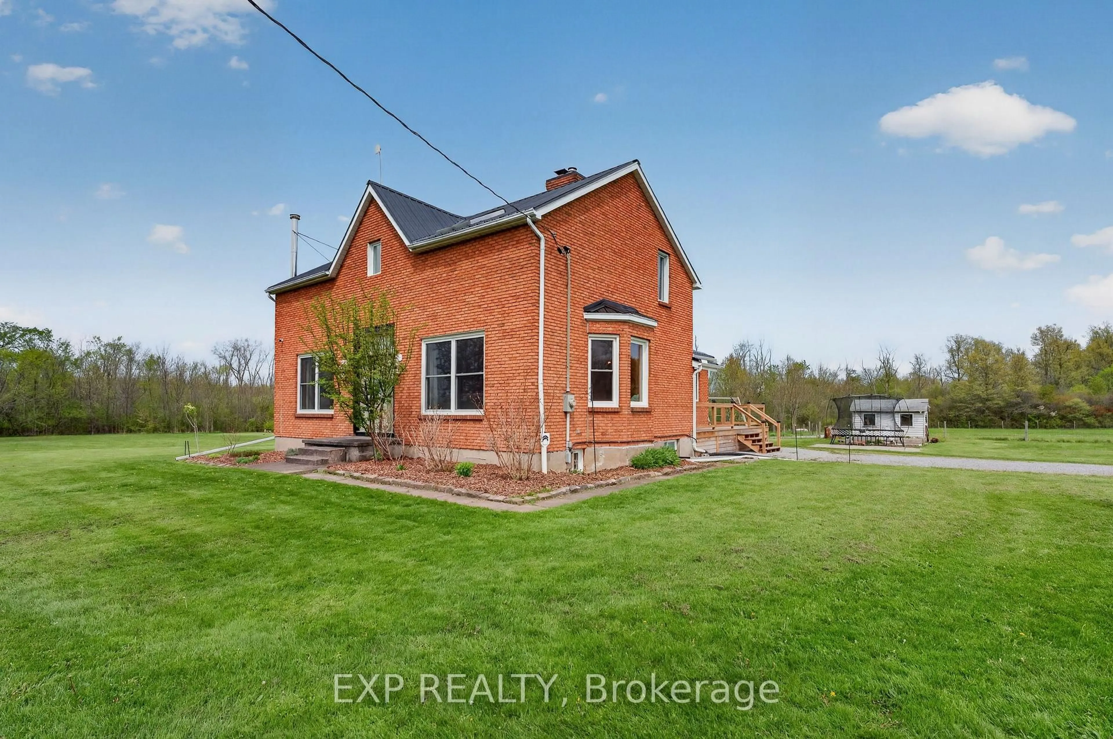 A pic from outside/outdoor area/front of a property/back of a property/a pic from drone, building for 2266 Pettit Rd, Fort Erie Ontario L2A 5M4