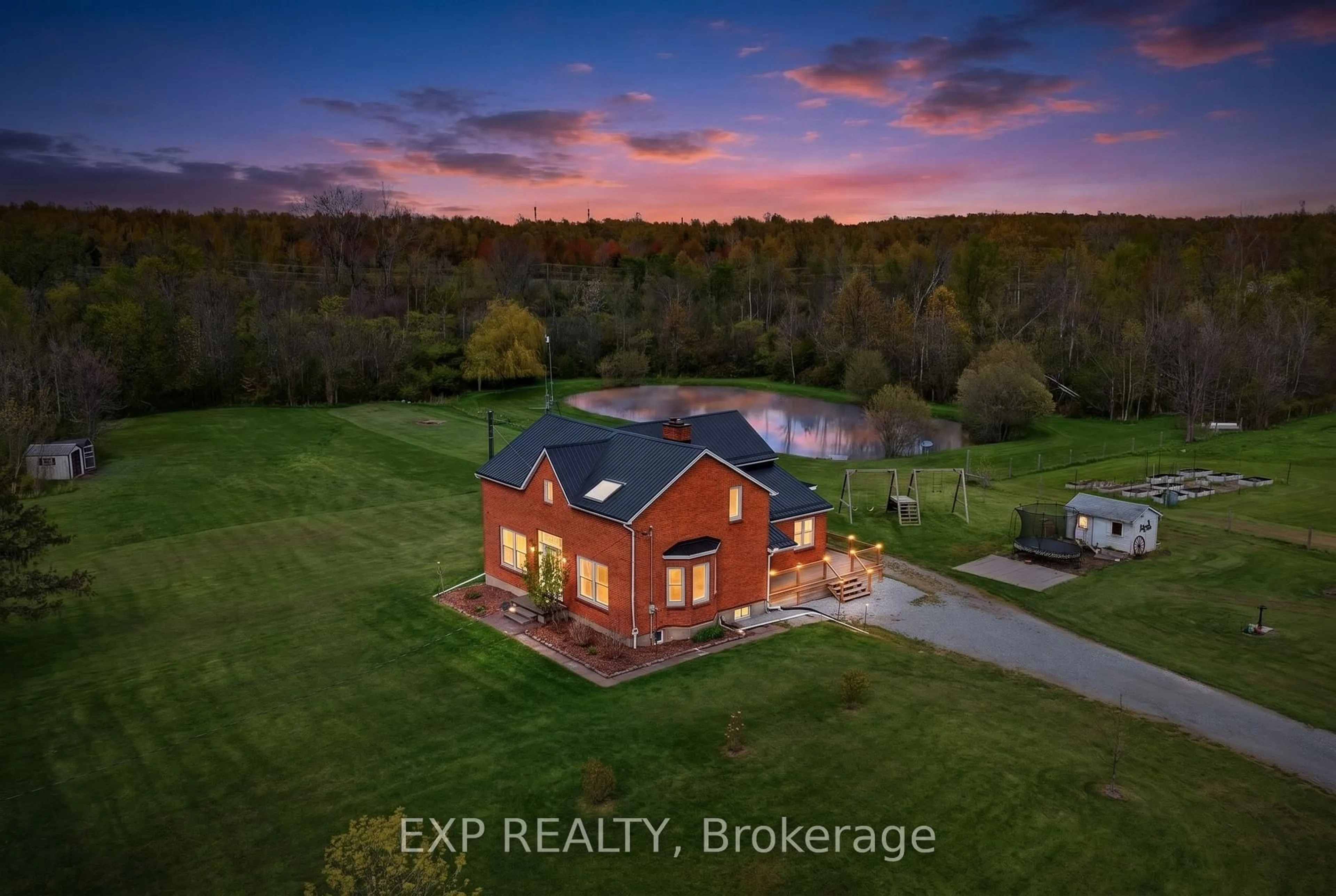 A pic from outside/outdoor area/front of a property/back of a property/a pic from drone, building for 2266 Pettit Rd, Fort Erie Ontario L2A 5M4