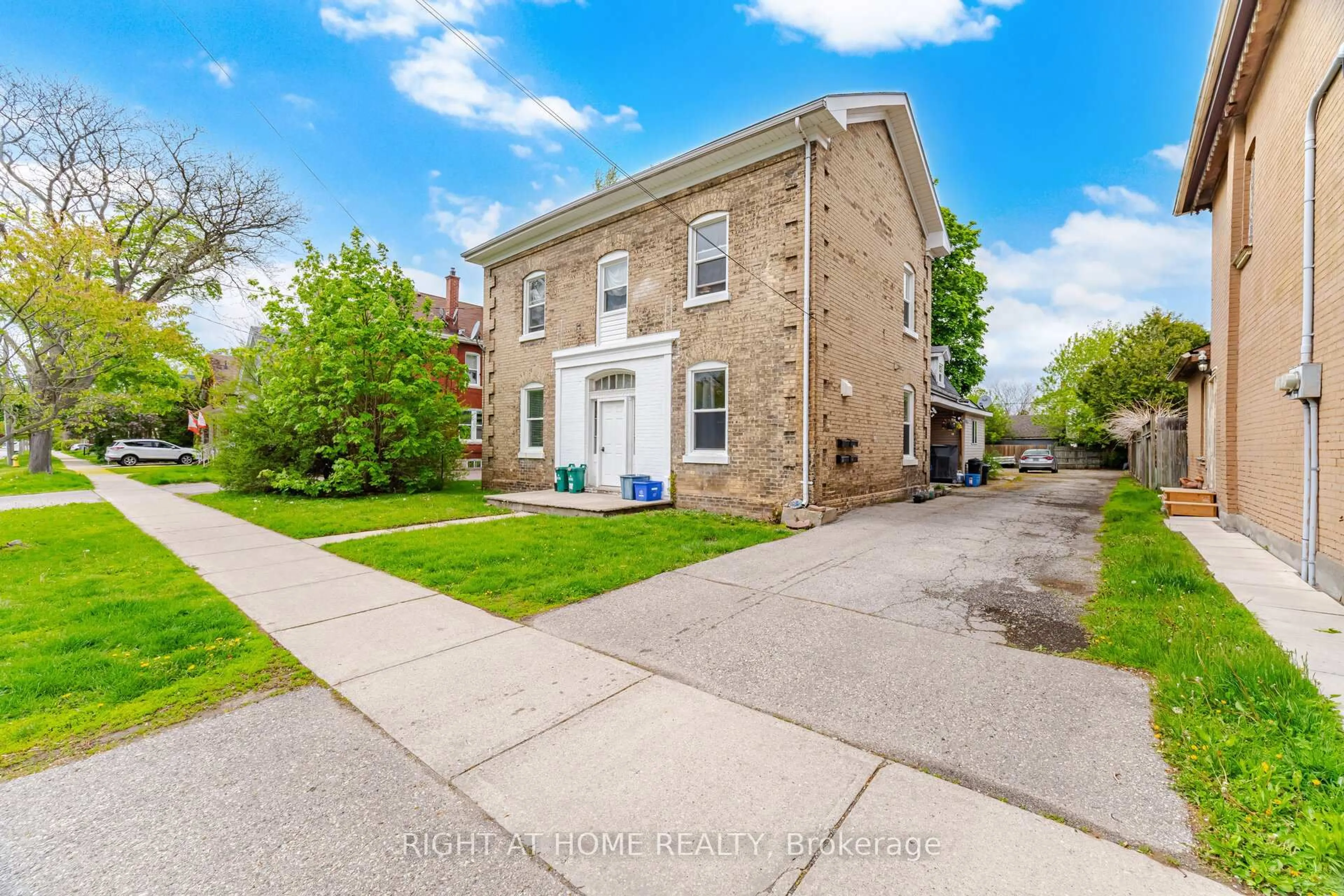 A pic from outside/outdoor area/front of a property/back of a property/a pic from drone, street for 190 Sheridan St, Brantford Ontario N3S 4P8