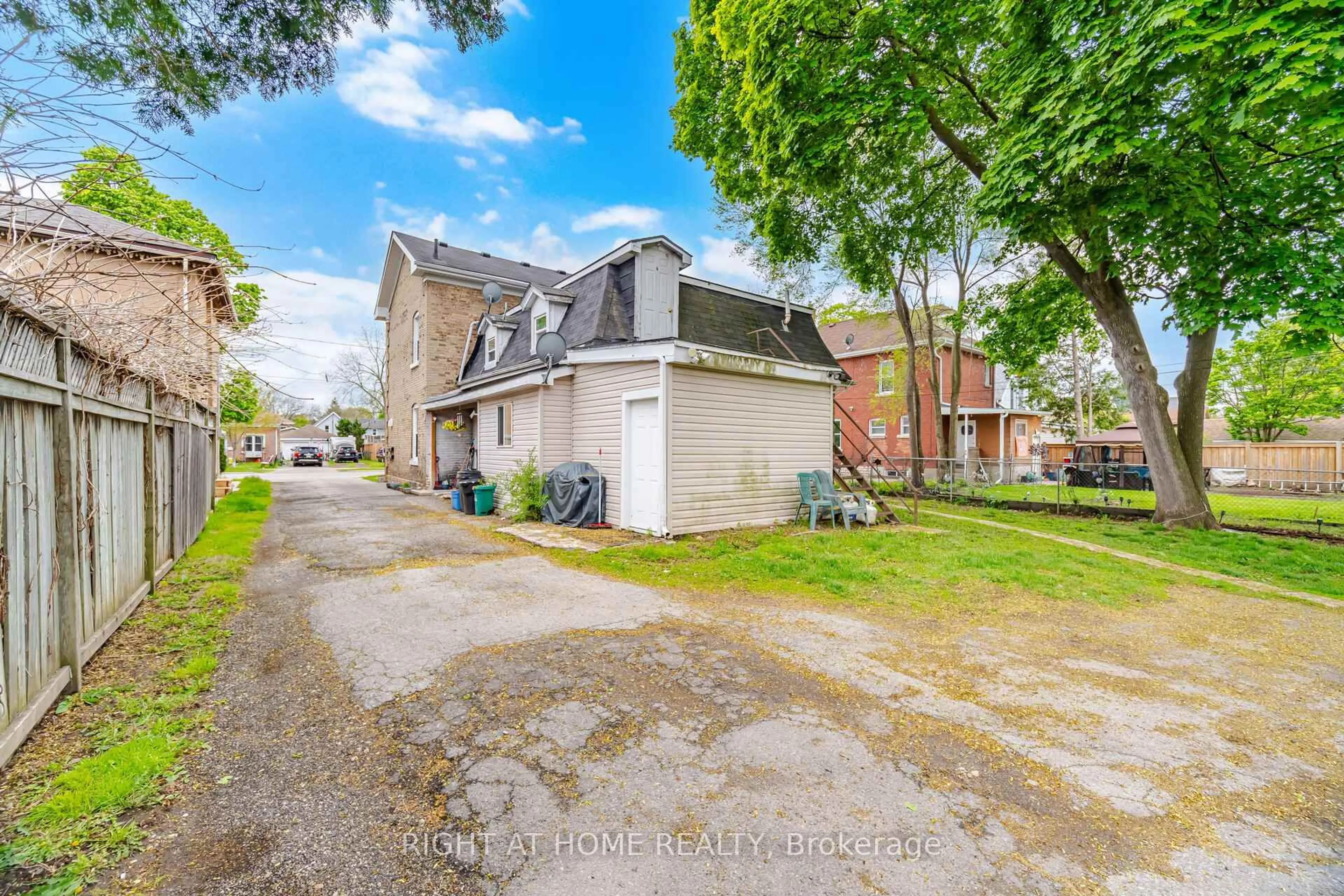 A pic from outside/outdoor area/front of a property/back of a property/a pic from drone, street for 190 Sheridan St, Brantford Ontario N3S 4P8