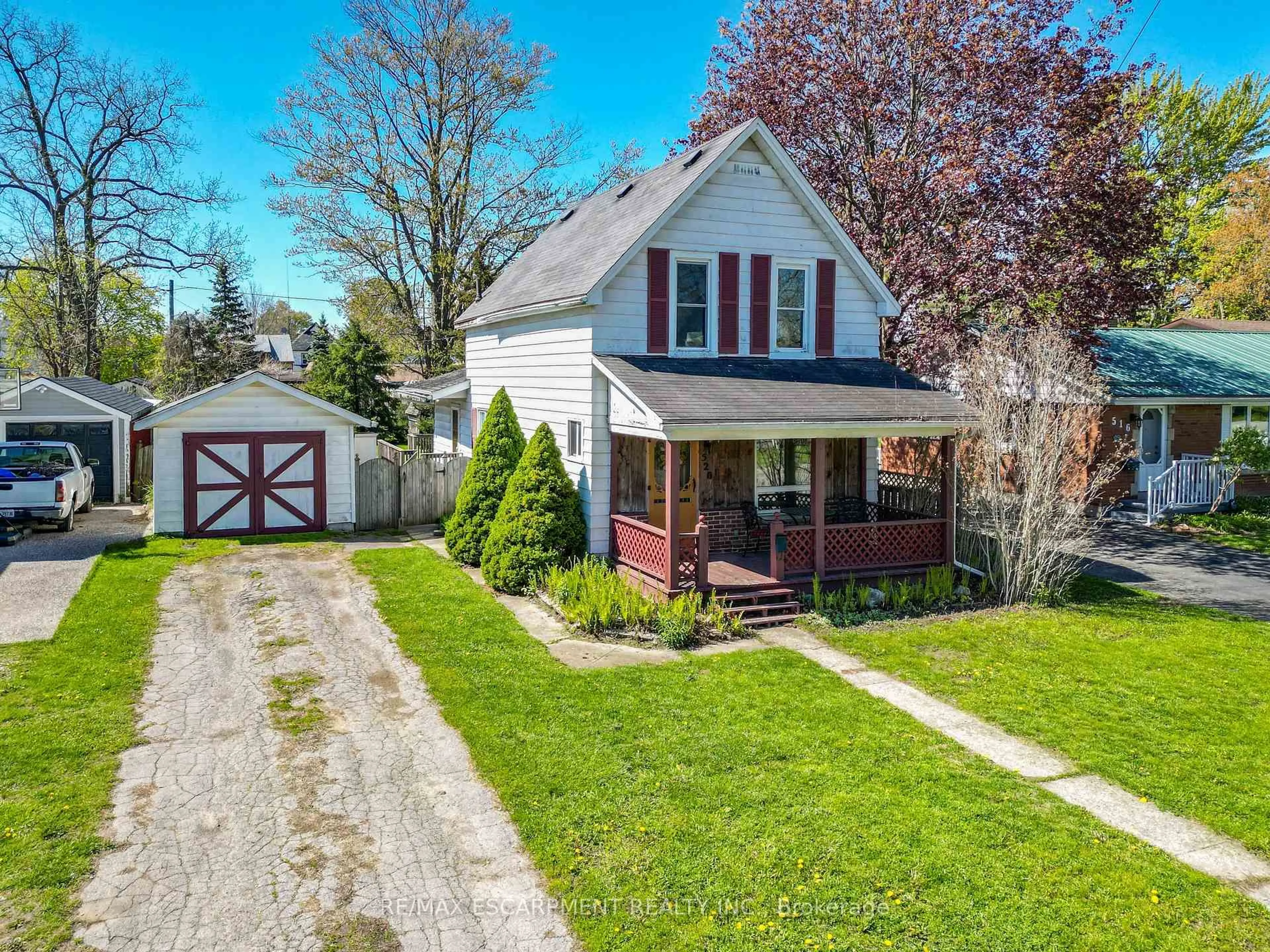 A pic from outside/outdoor area/front of a property/back of a property/a pic from drone, street for 520 Alder St, Haldimand Ontario N1A 1E6