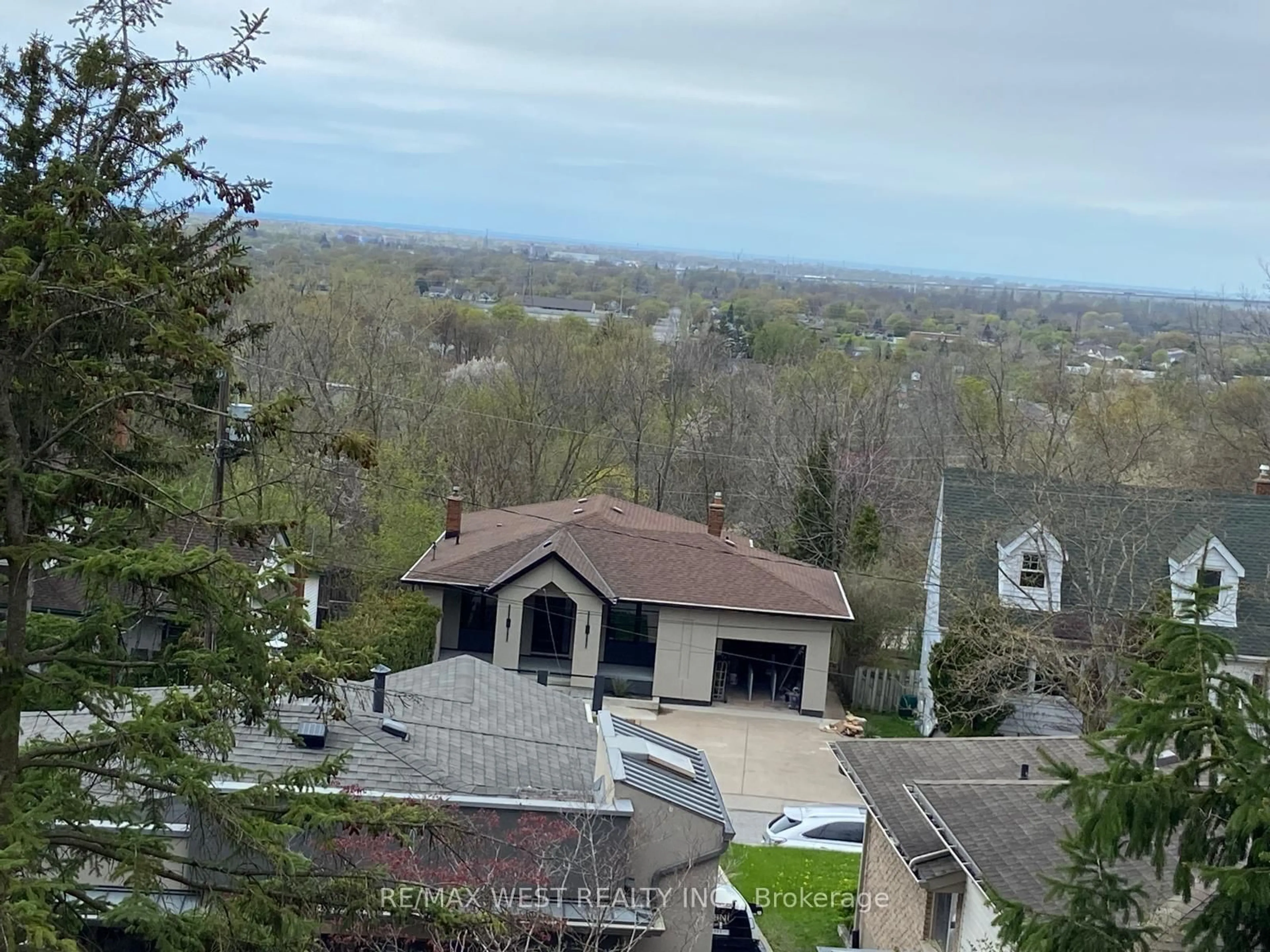 A pic from outside/outdoor area/front of a property/back of a property/a pic from drone, mountain view for 10 Dundas Cres, St. Catharines Ontario L2T 1T3
