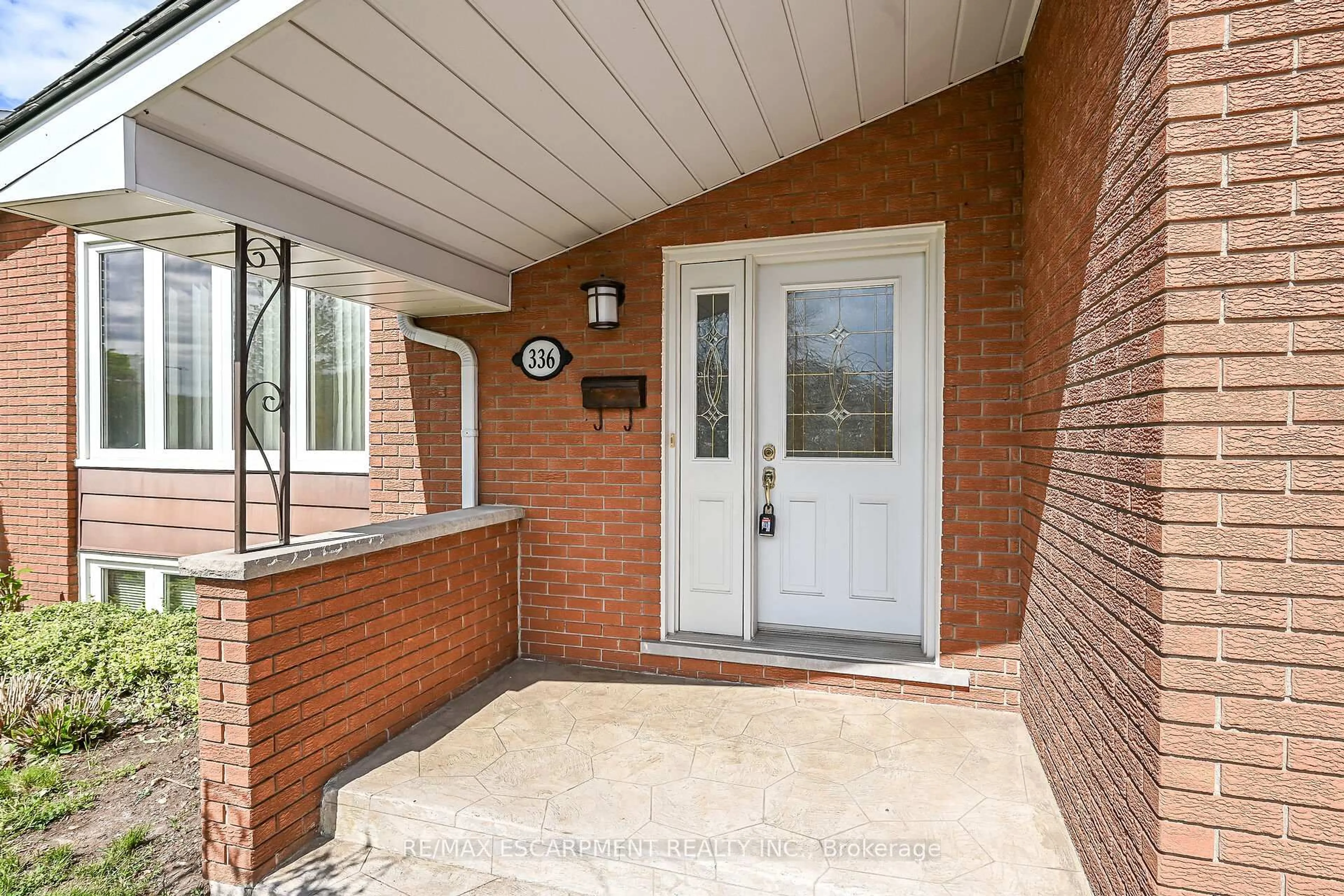 Indoor entryway for 336 Montmorency Dr, Hamilton Ontario L8K 5H4