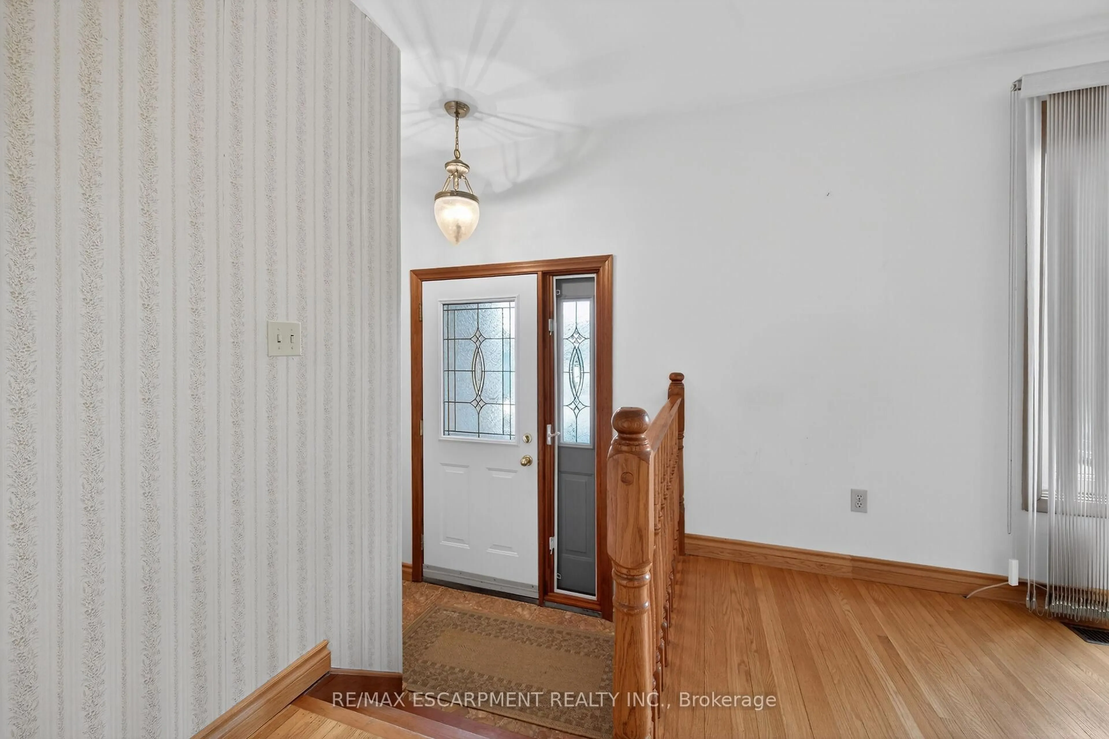 Indoor entryway for 336 Montmorency Dr, Hamilton Ontario L8K 5H4