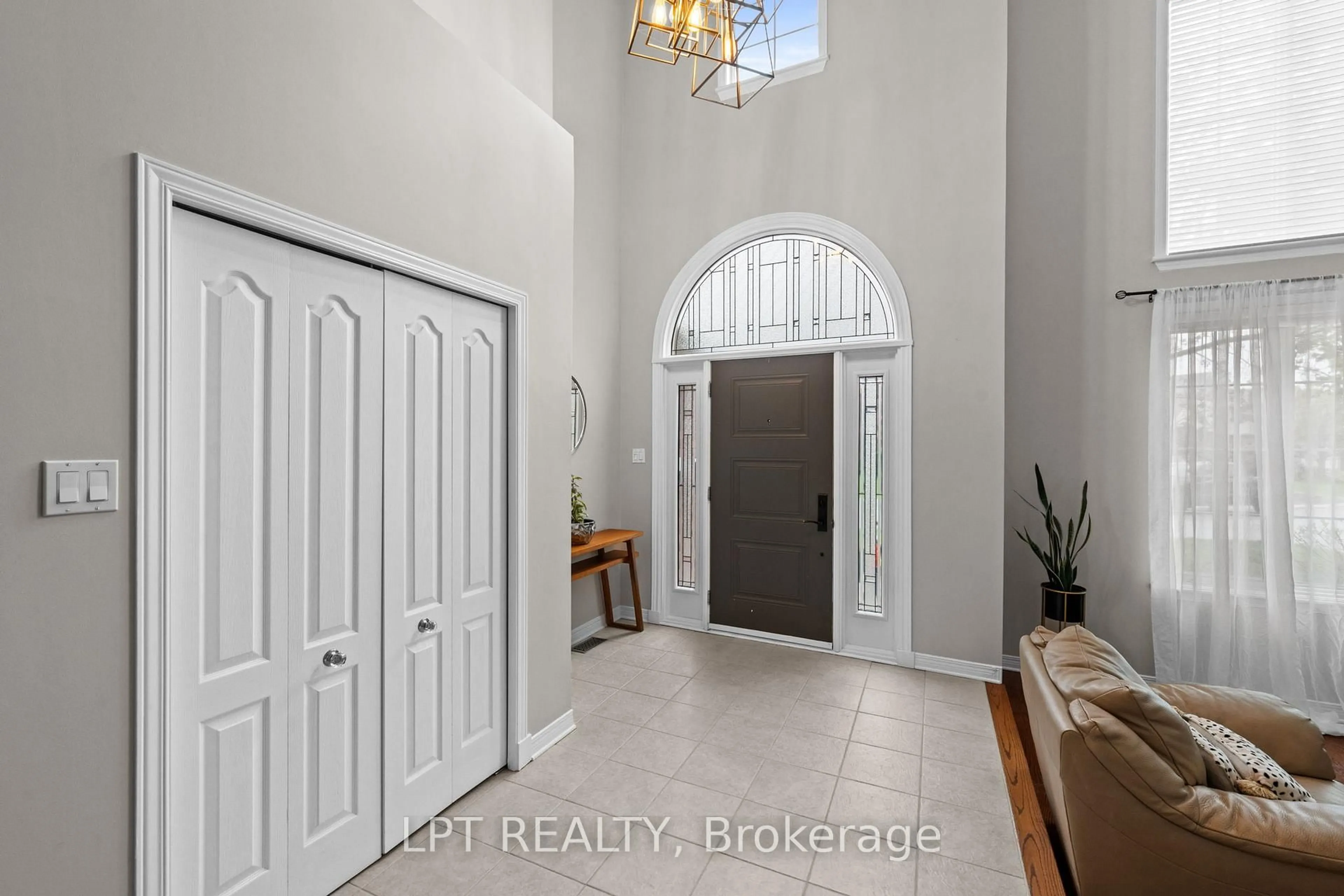 Indoor entryway for 66 Forest Gate Way, Ottawa Ontario K2G 6P4