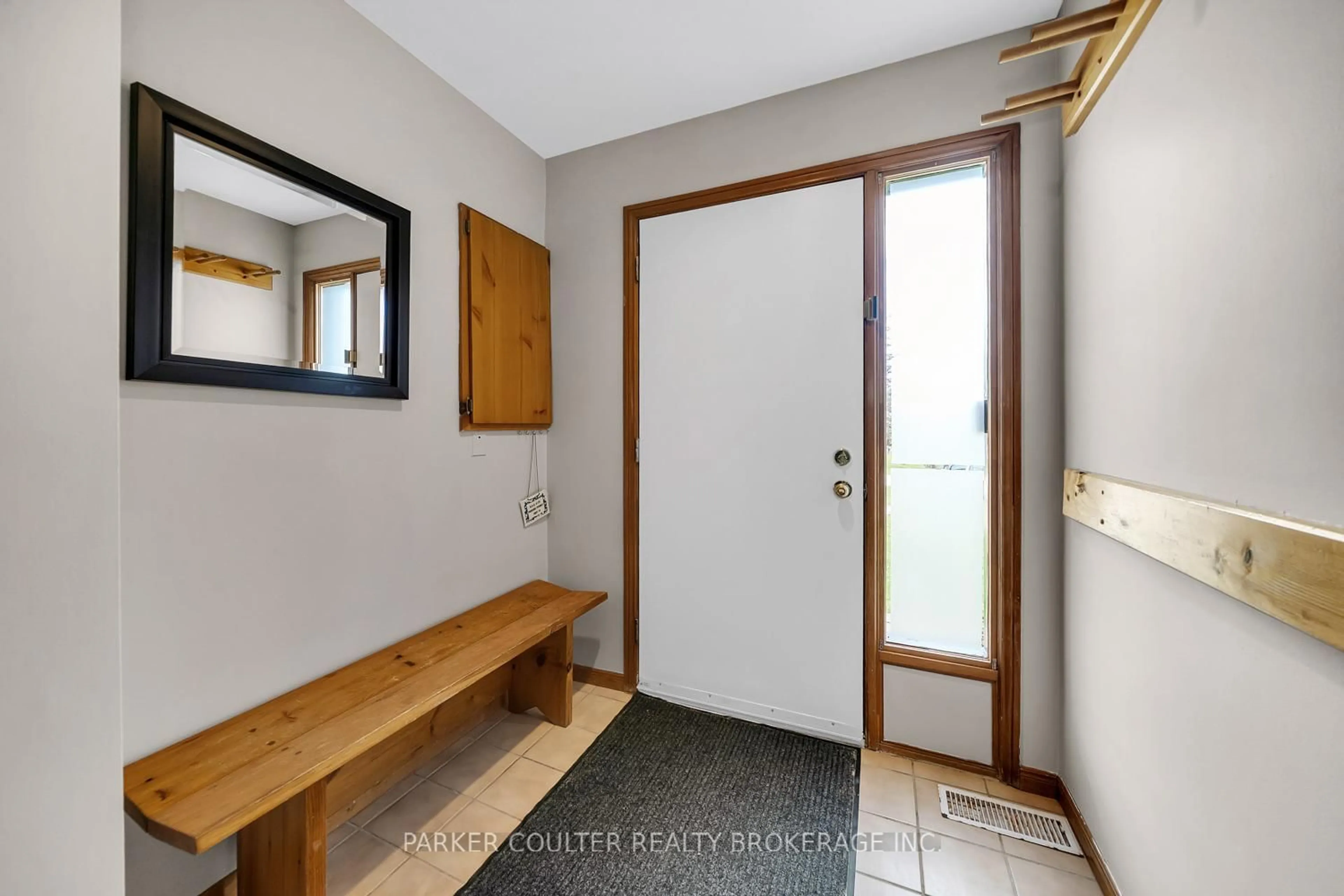 Indoor entryway for 104 Kellie's Way #15, Blue Mountains Ontario L9Y 0L5