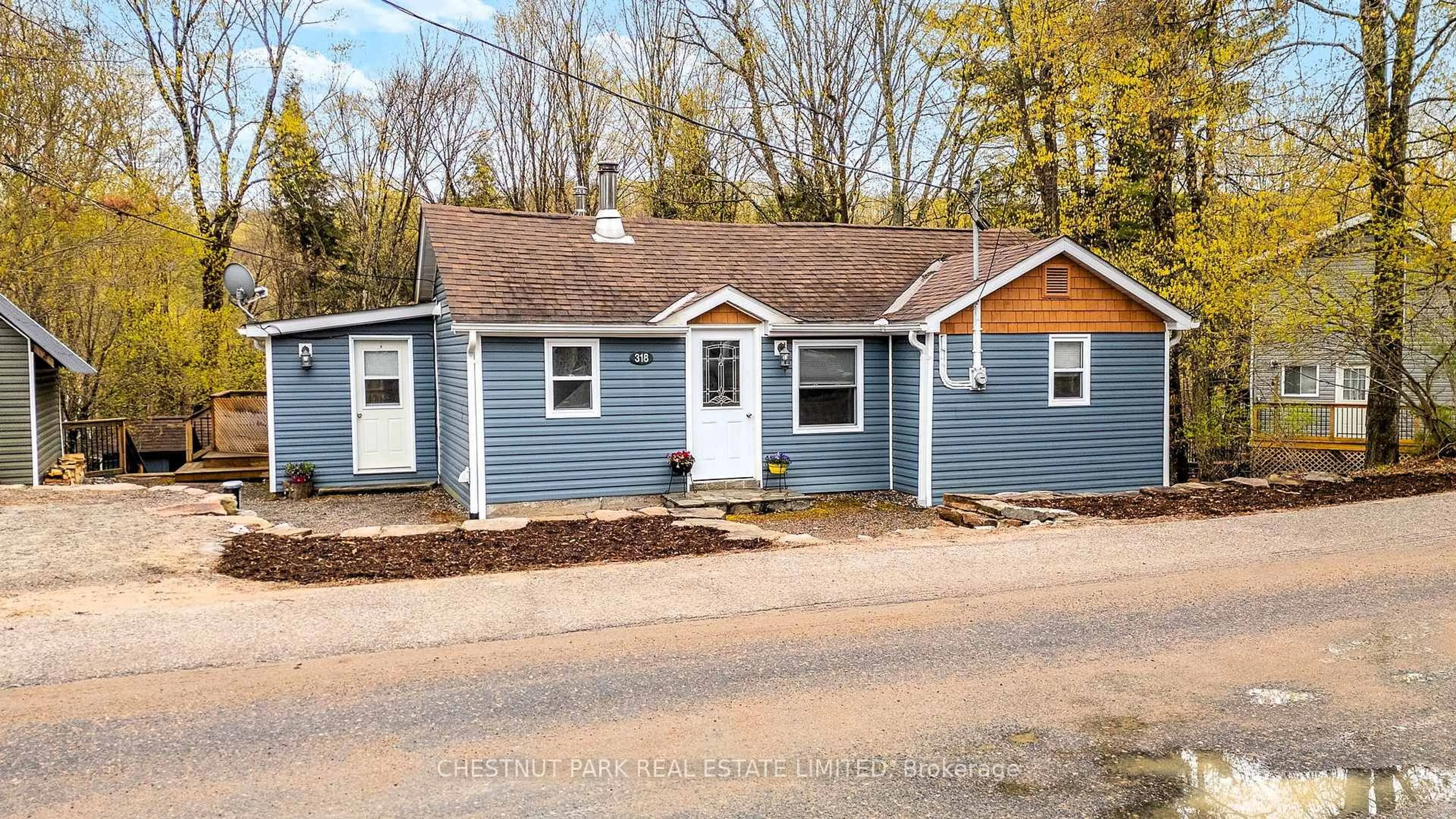 Home with vinyl exterior material, street for 318 HIGHLAND St, Dysart et al Ontario K0M 1S0