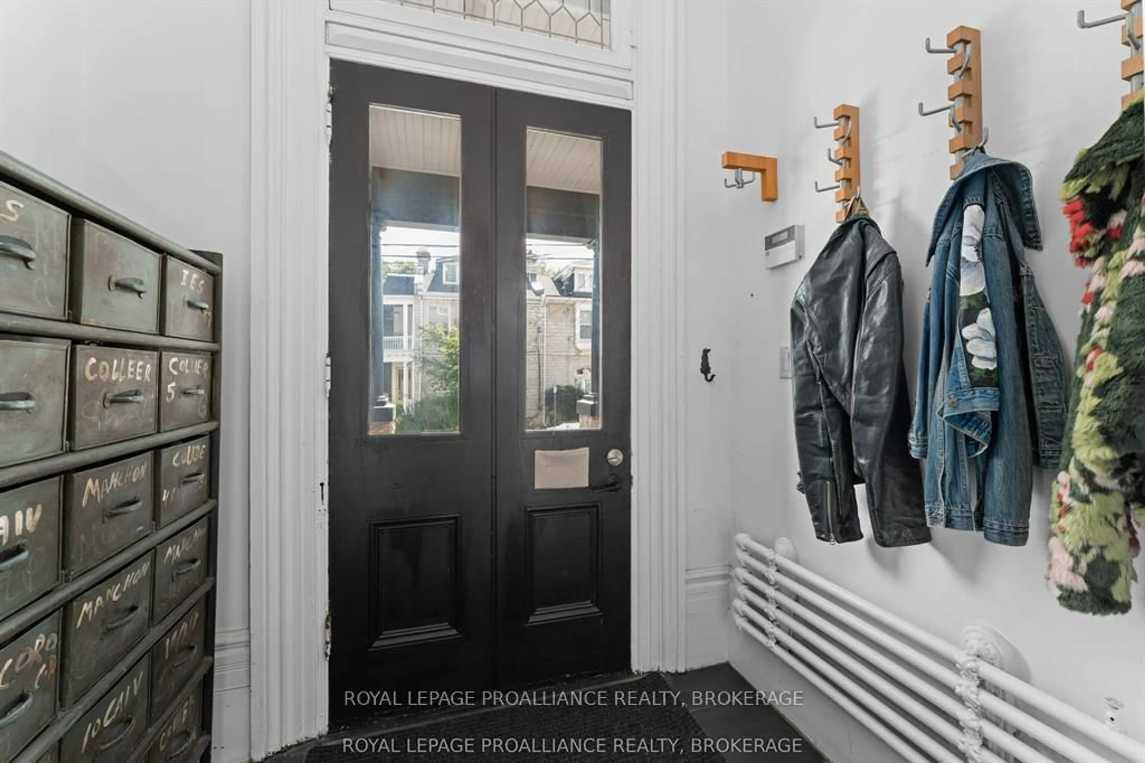 Indoor entryway for 28 Wellington St, Kingston Ontario K7L 3C1