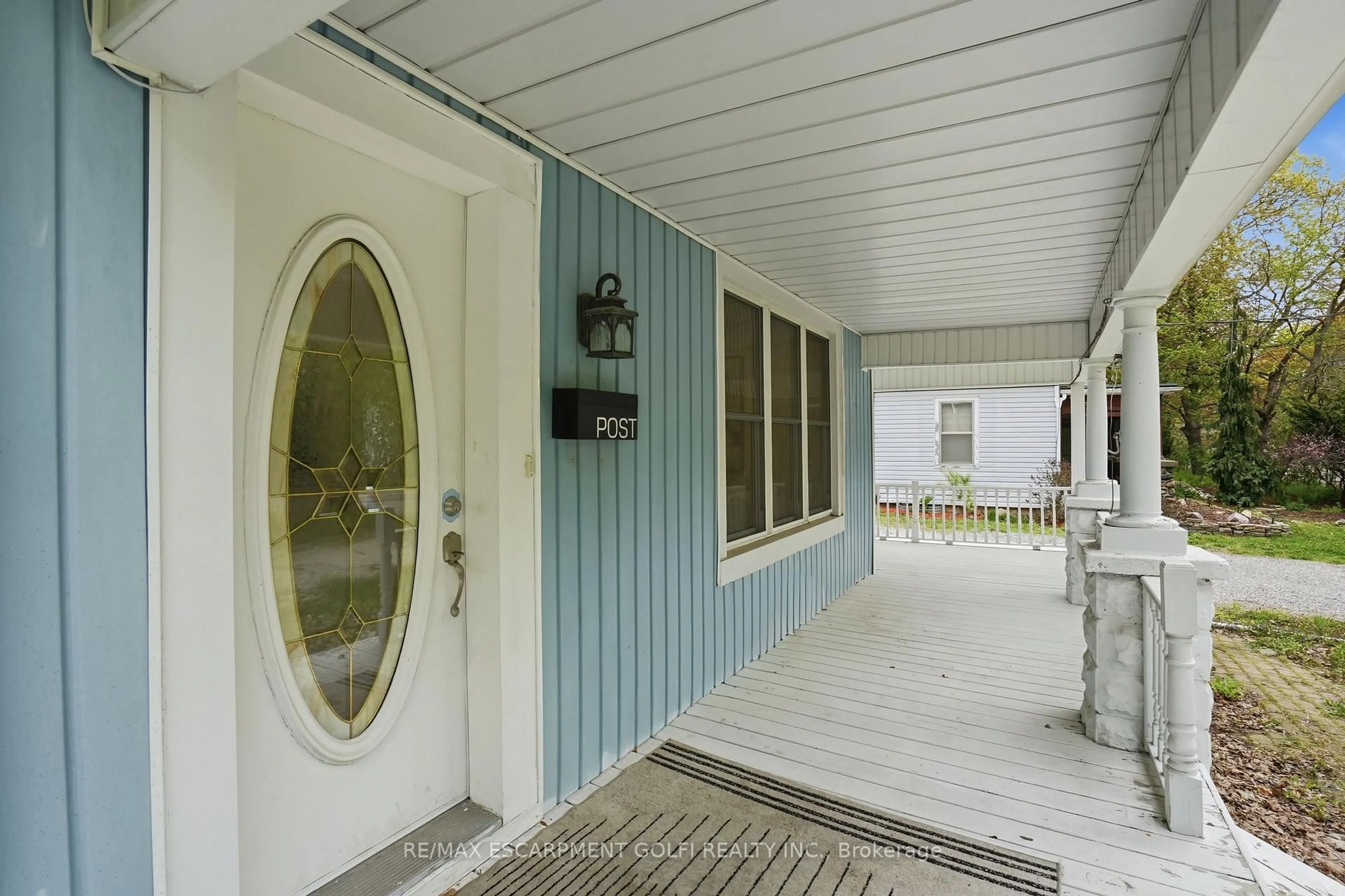 Indoor foyer for 69 Highway 8, Hamilton Ontario L9H 4V1