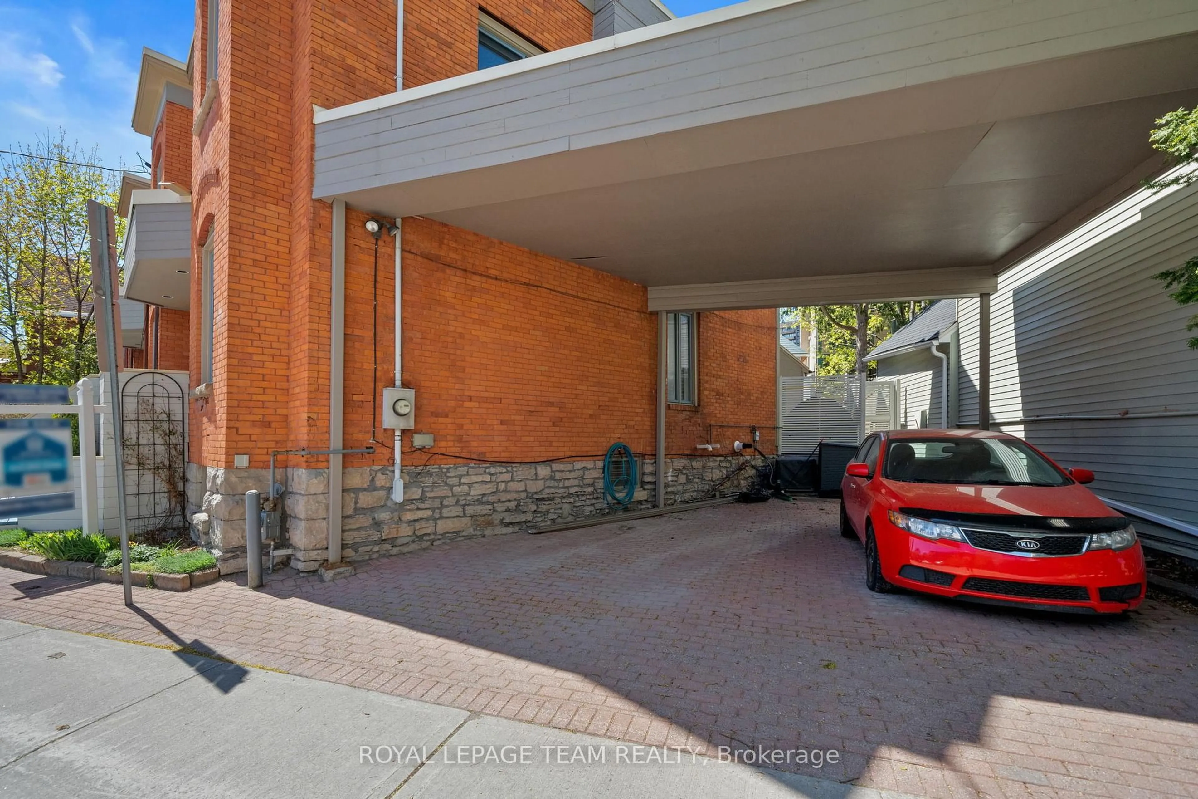Unknown for 27 Gilmour St, Ottawa Ontario K2P 0N9