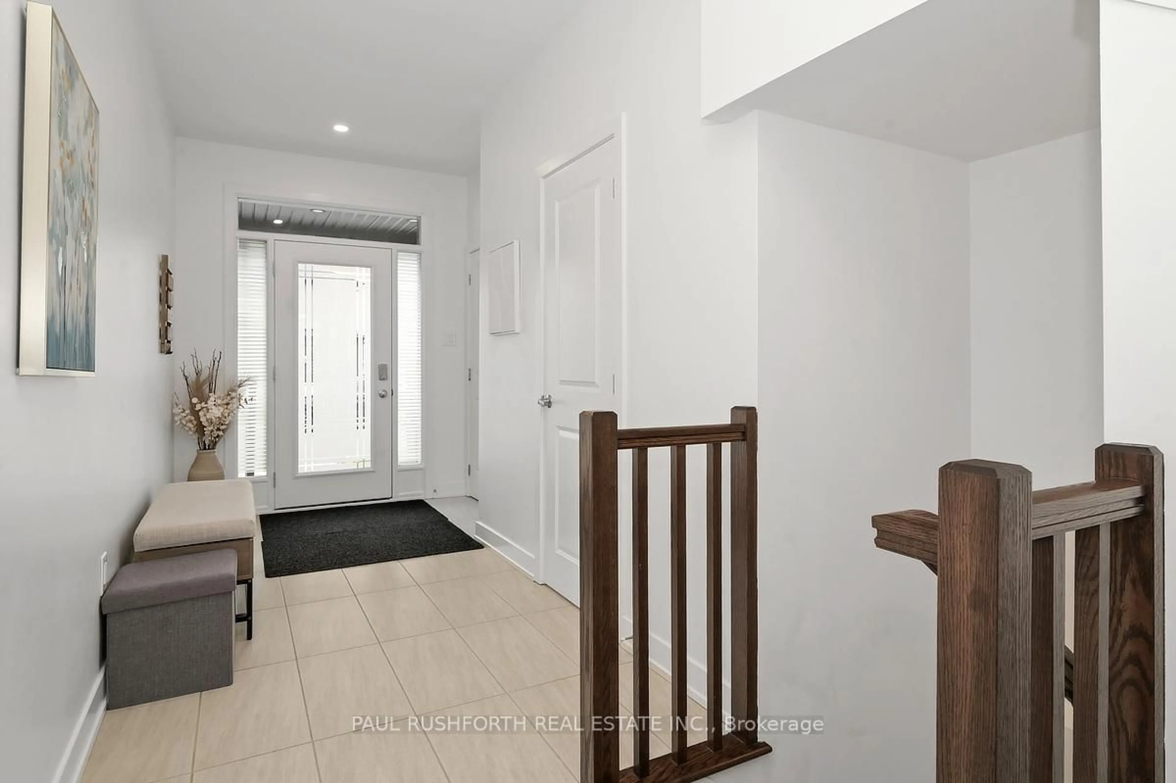 Indoor entryway for 629 Knotridge St, Orleans Ontario K1W 0N7