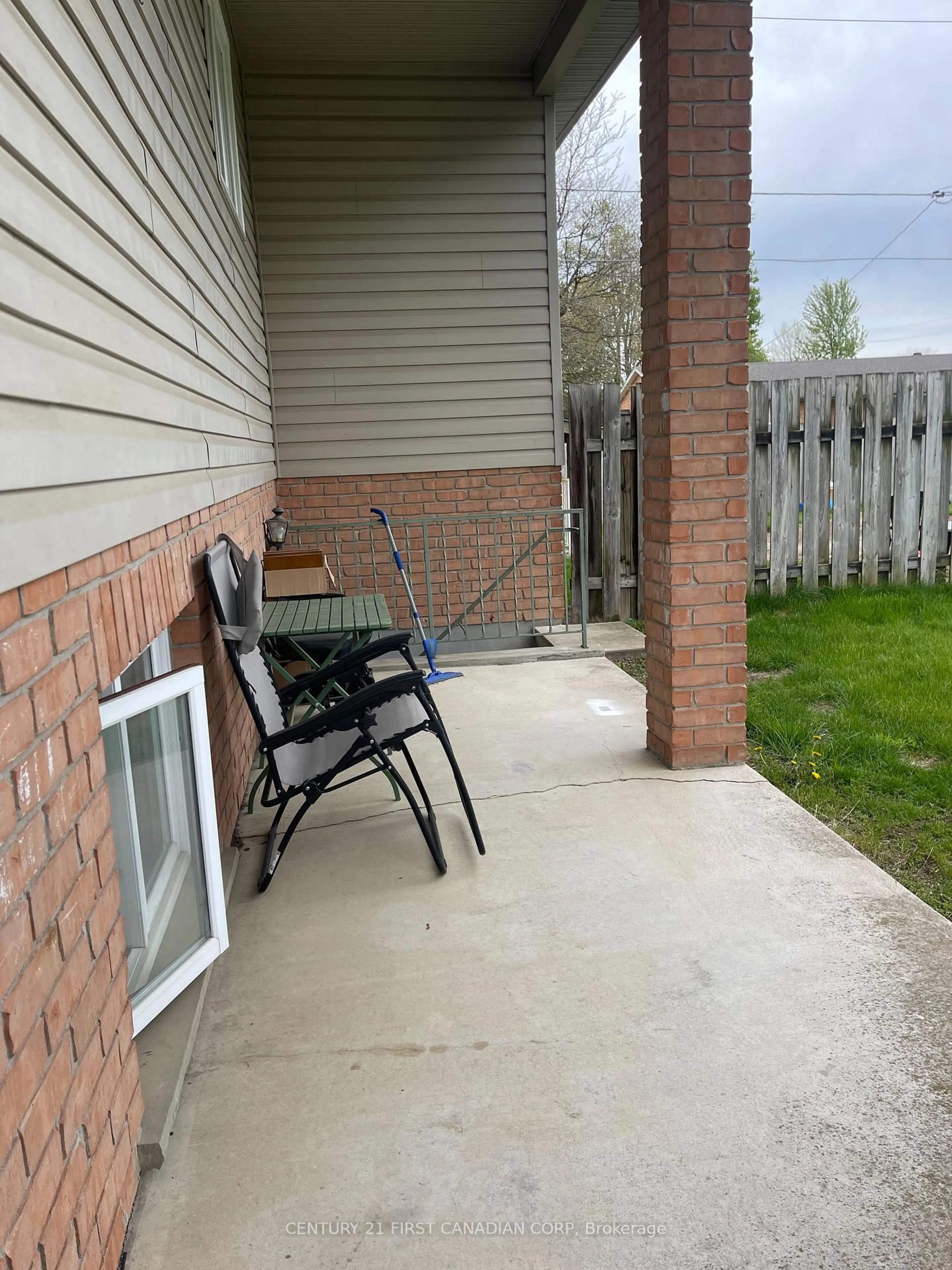 Patio, street for 196 Adelaide St, Strathroy-Caradoc Ontario N7G 2V5