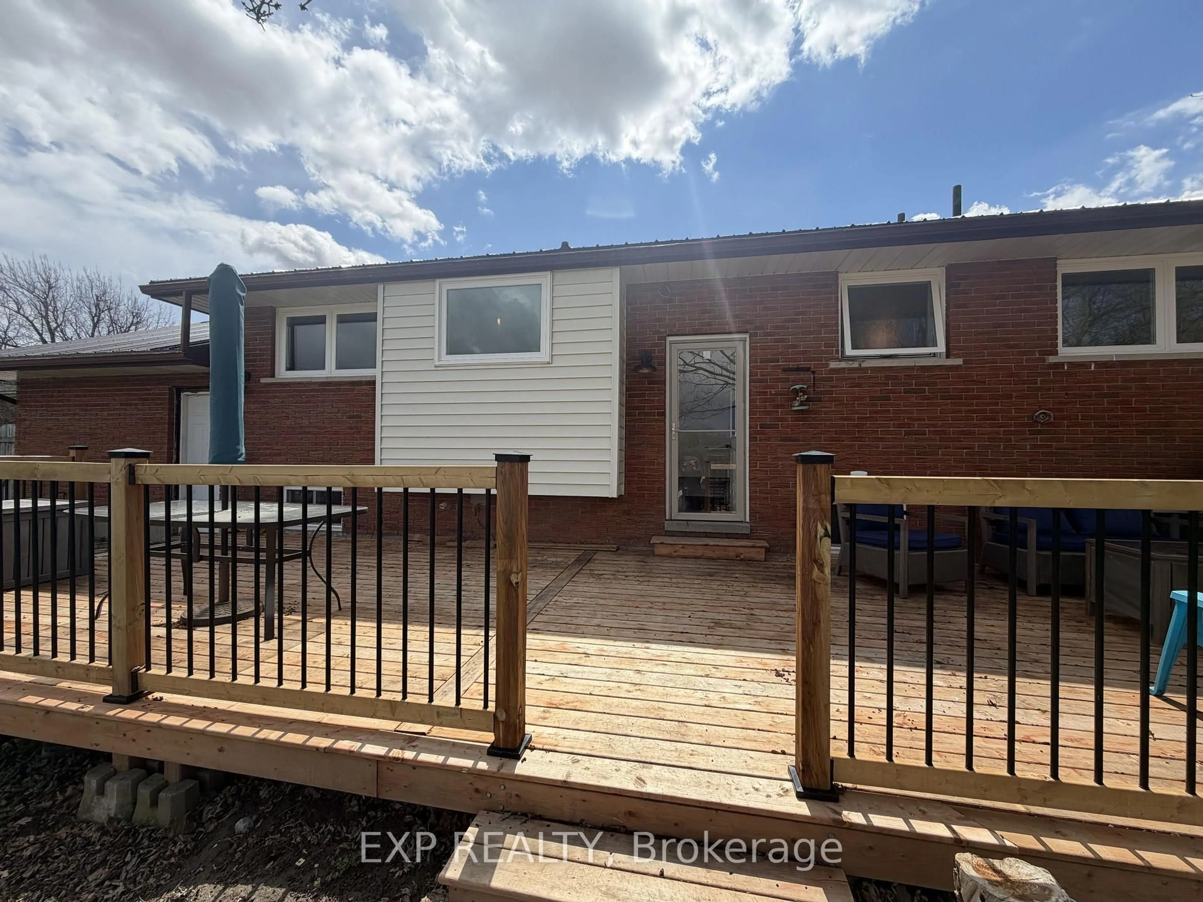 Unknown for 597 Gold St, Warwick Ontario N0M 2S0