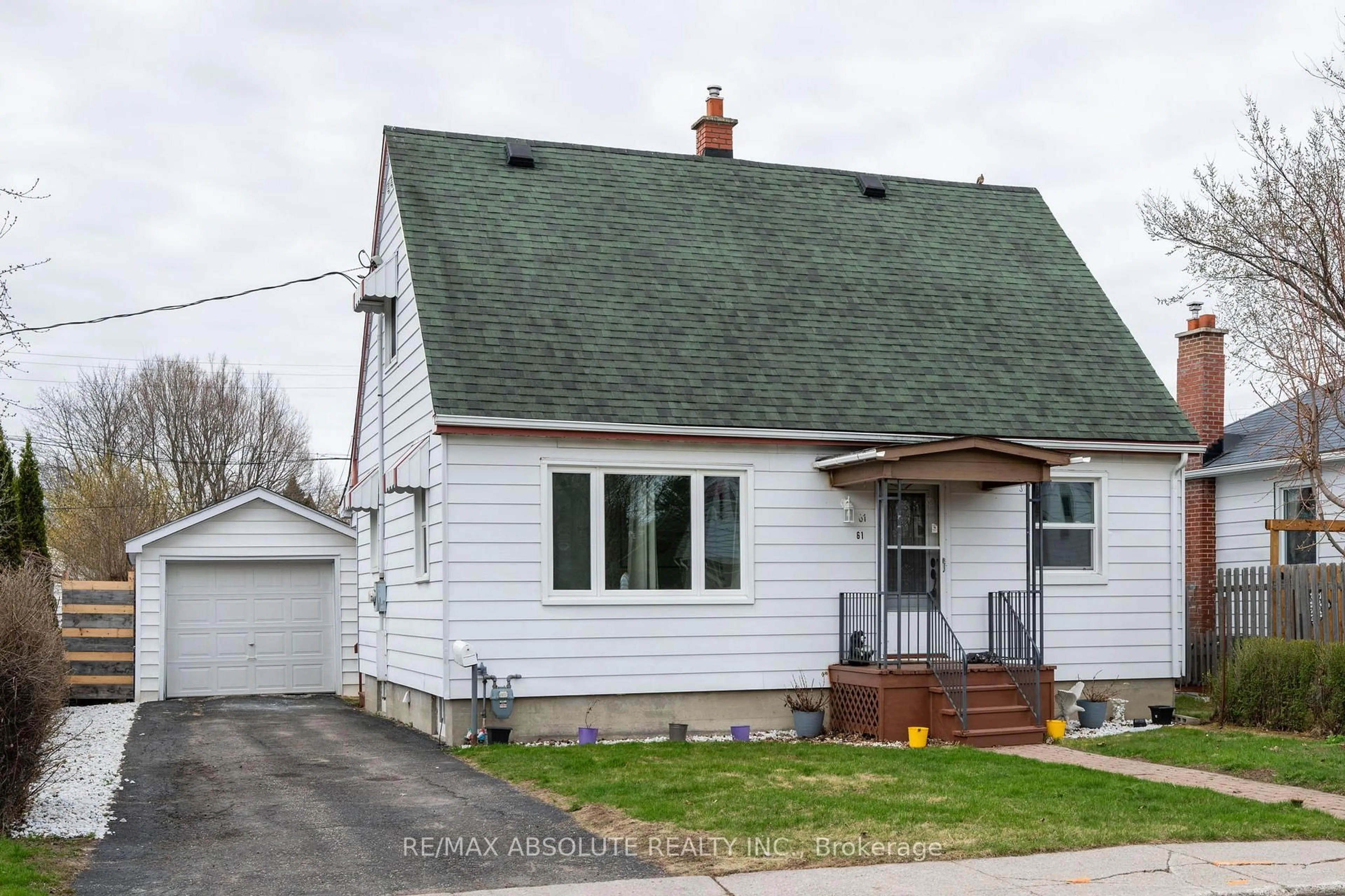 Home with vinyl exterior material, street for 61 Third Ave, Arnprior Ontario K7S 1Y6