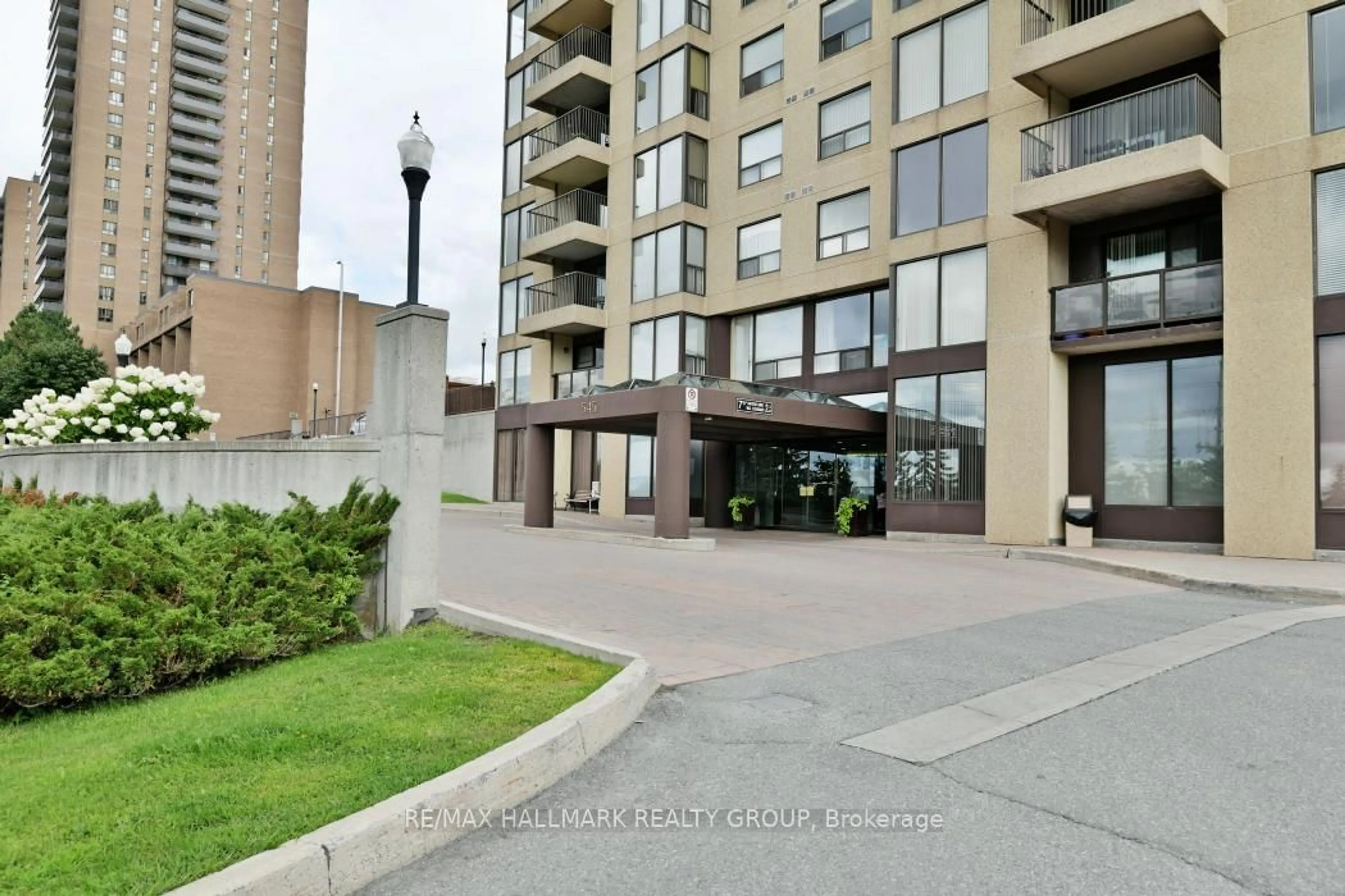 Unknown for 545 St Laurent Blvd #207, Ottawa Ontario K1K 4H9