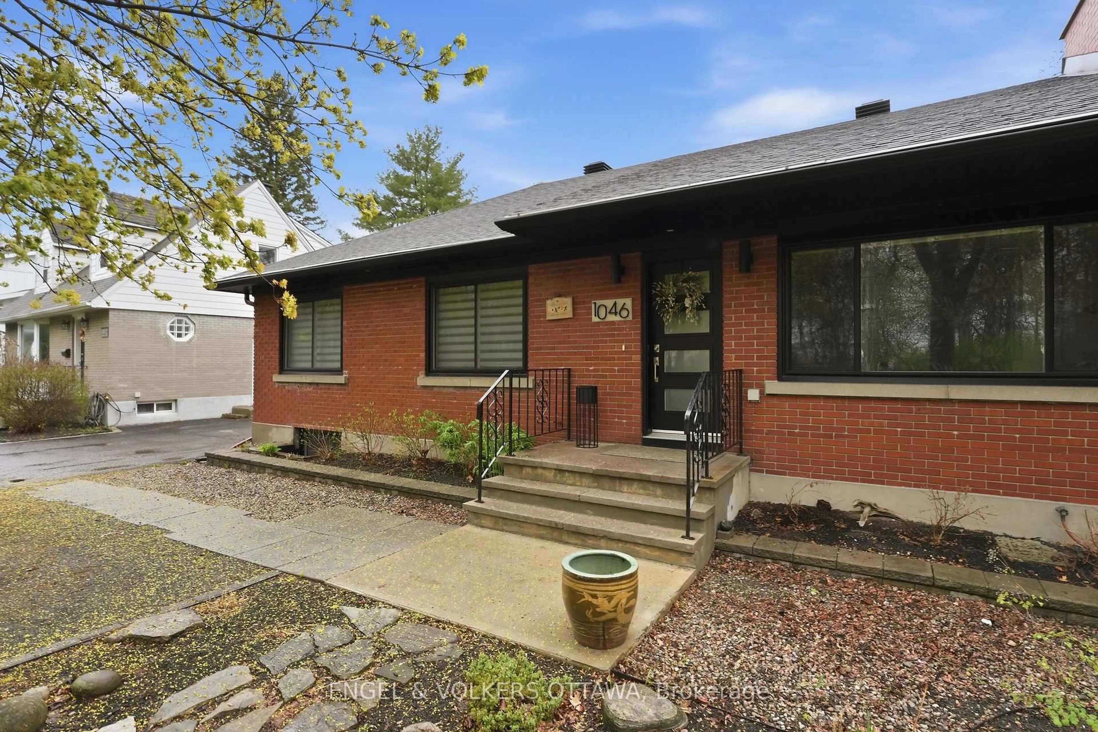Unknown for 1046 Fisher Ave, Ottawa Ontario K1Z 6P6