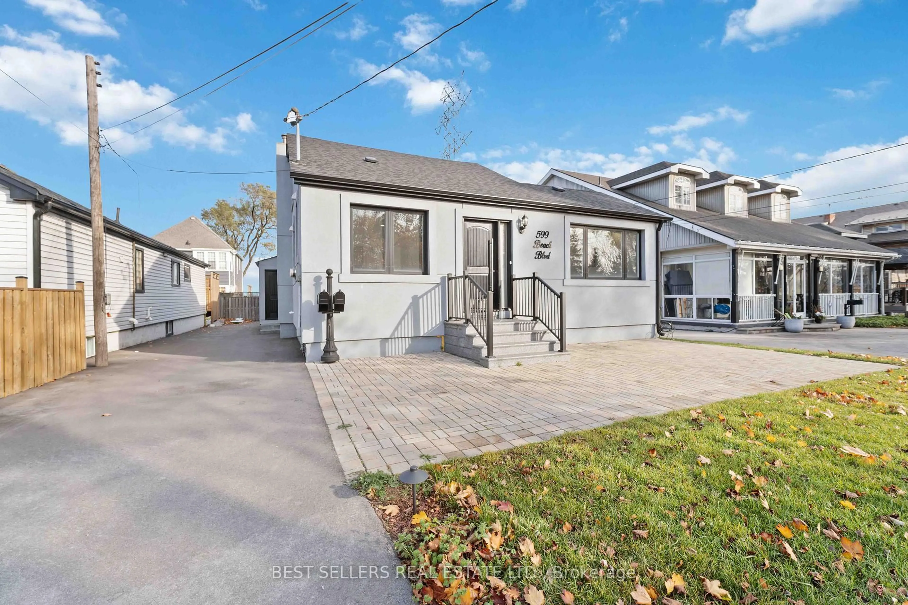 Home with vinyl exterior material, street for 599 Beach Blvd, Hamilton Ontario L8H 6X8