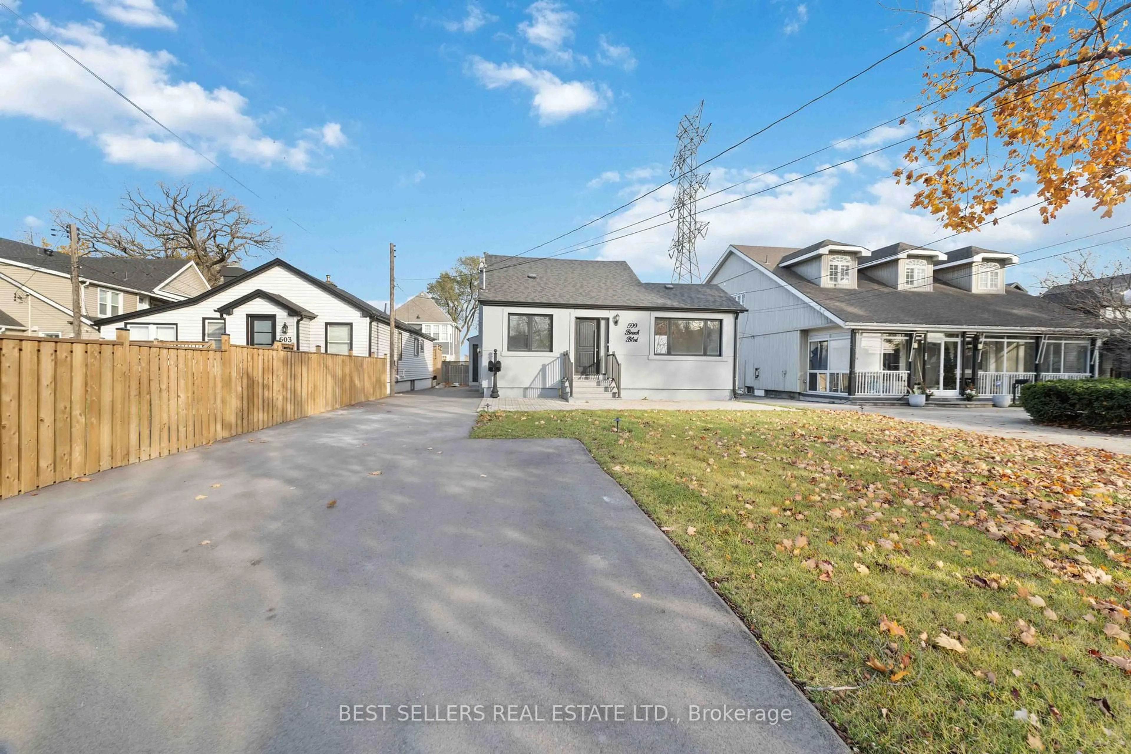 A pic from outside/outdoor area/front of a property/back of a property/a pic from drone, street for 599 Beach Blvd, Hamilton Ontario L8H 6X8