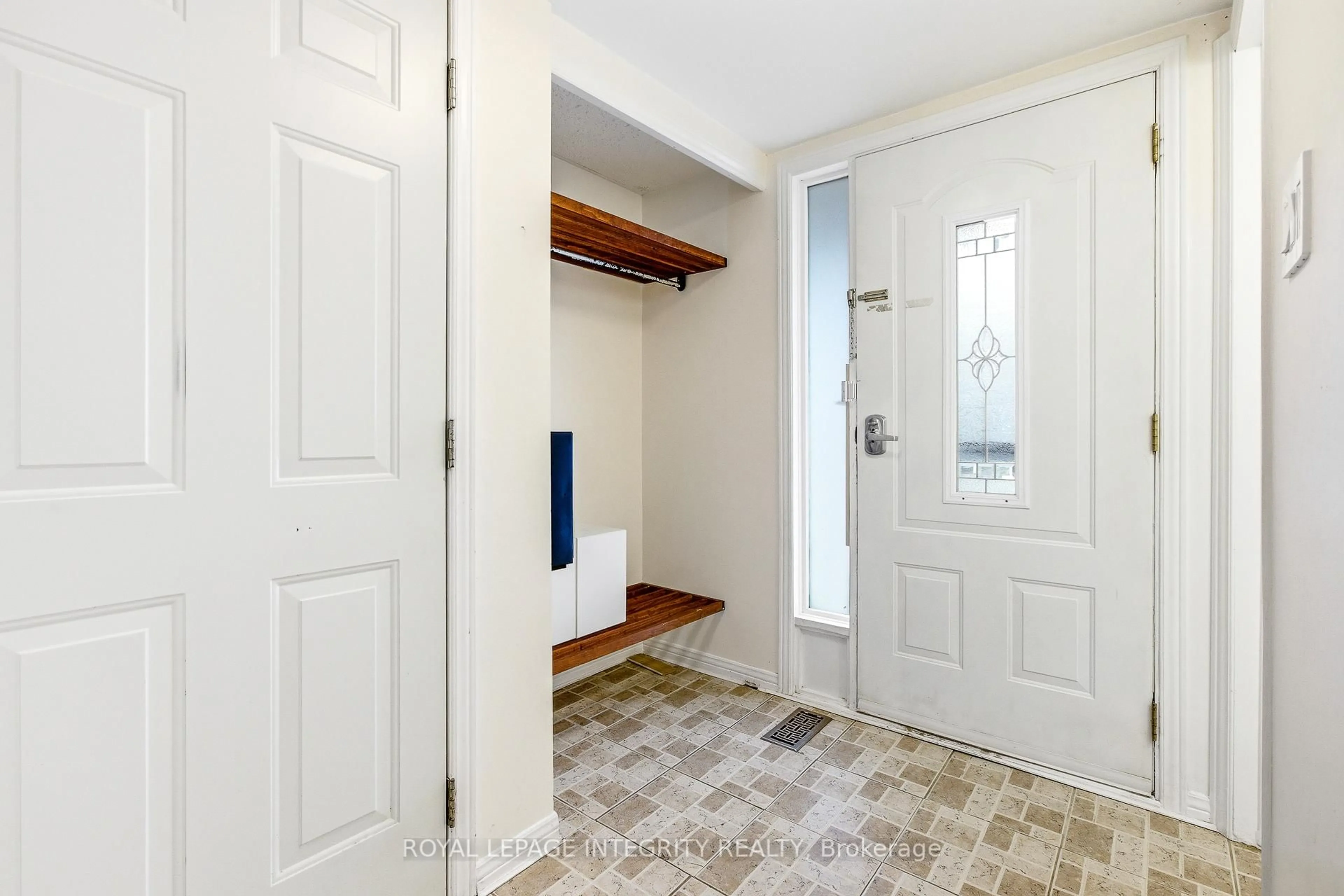 Indoor entryway for 3205 Uplands Dr #33, Ottawa Ontario K1V 9T3