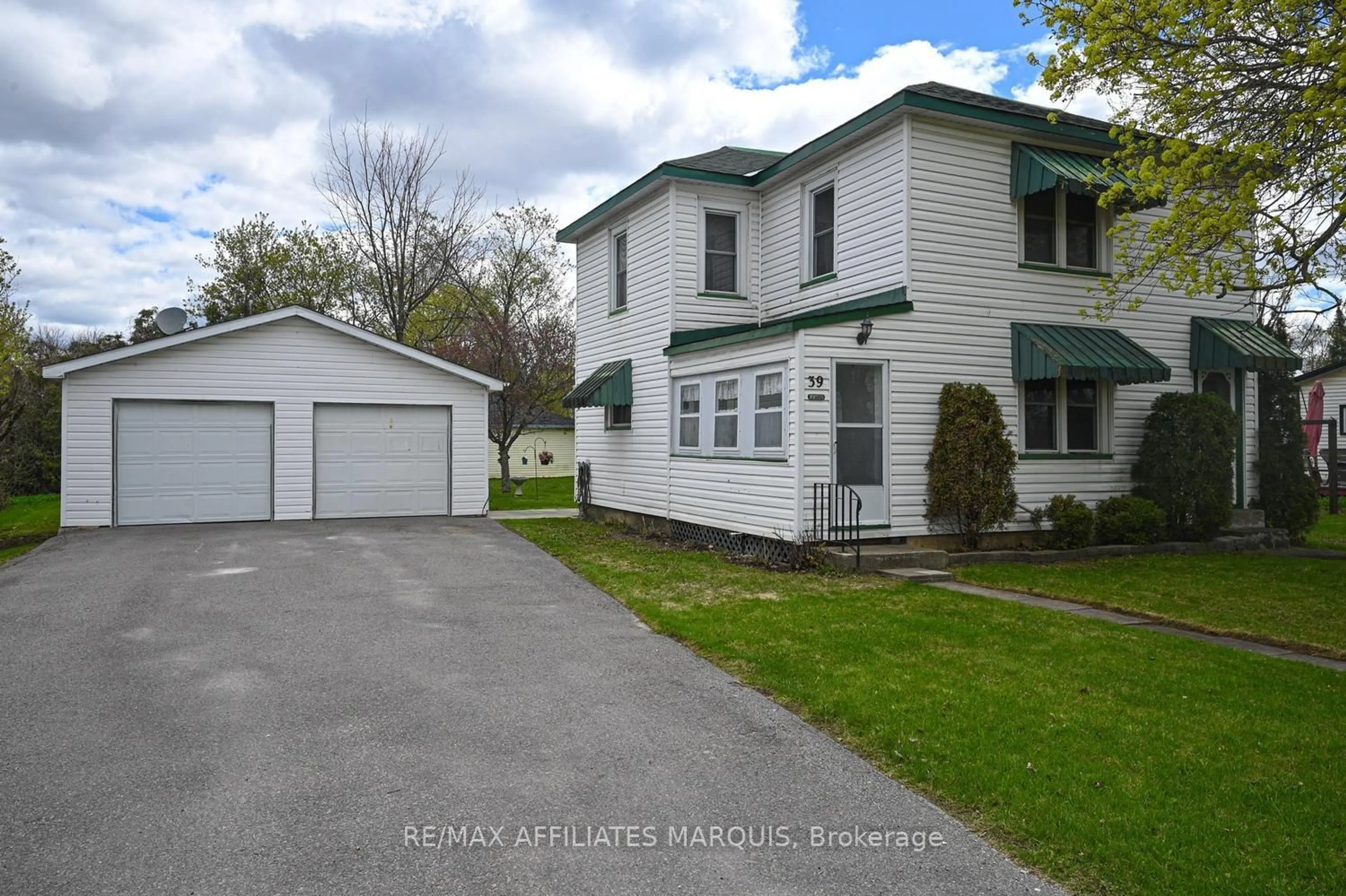 A pic from outside/outdoor area/front of a property/back of a property/a pic from drone, street for 39 Merrick St, Smiths Falls Ontario K7A 4R5
