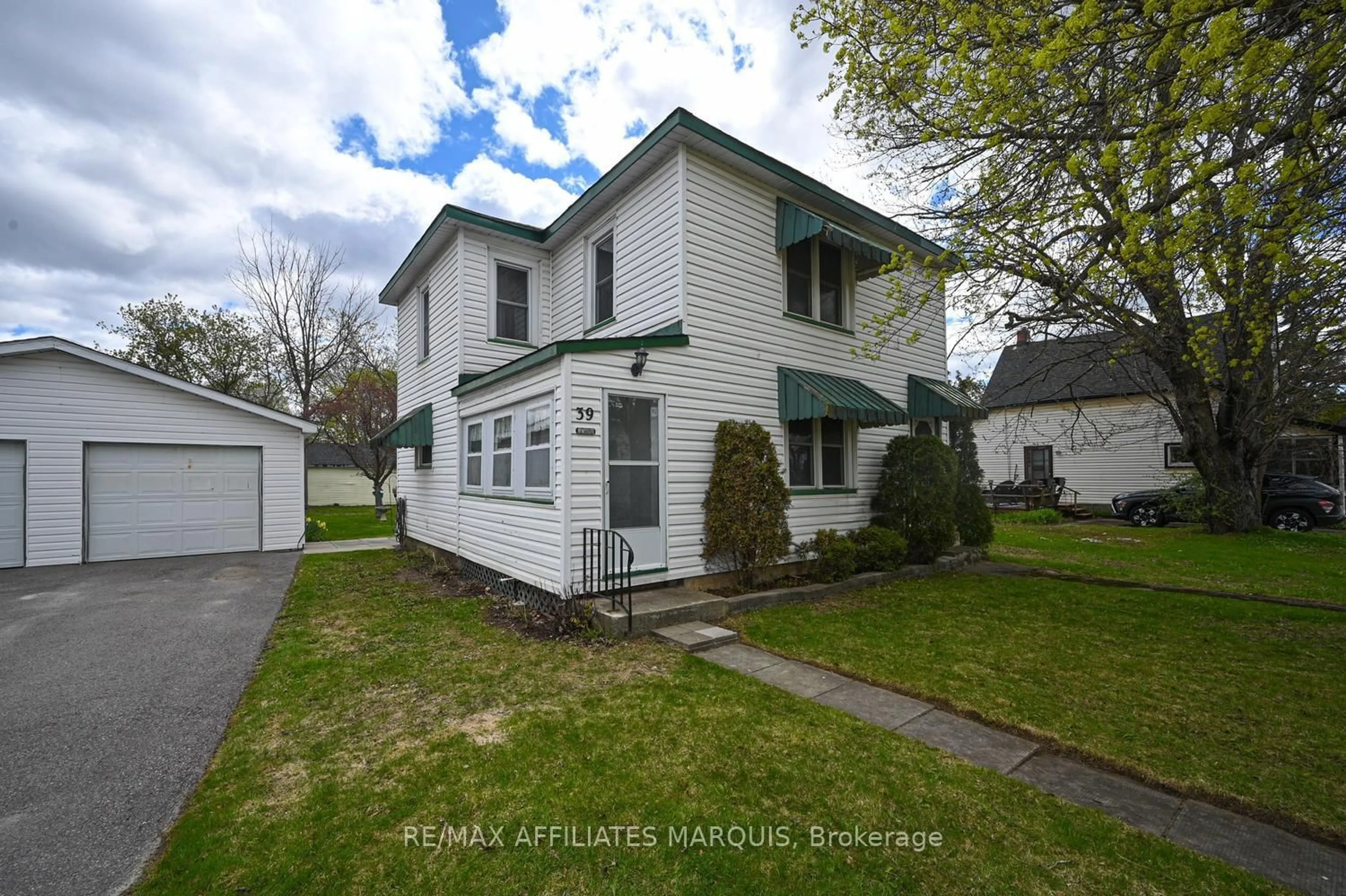 A pic from outside/outdoor area/front of a property/back of a property/a pic from drone, street for 39 Merrick St, Smiths Falls Ontario K7A 4R5
