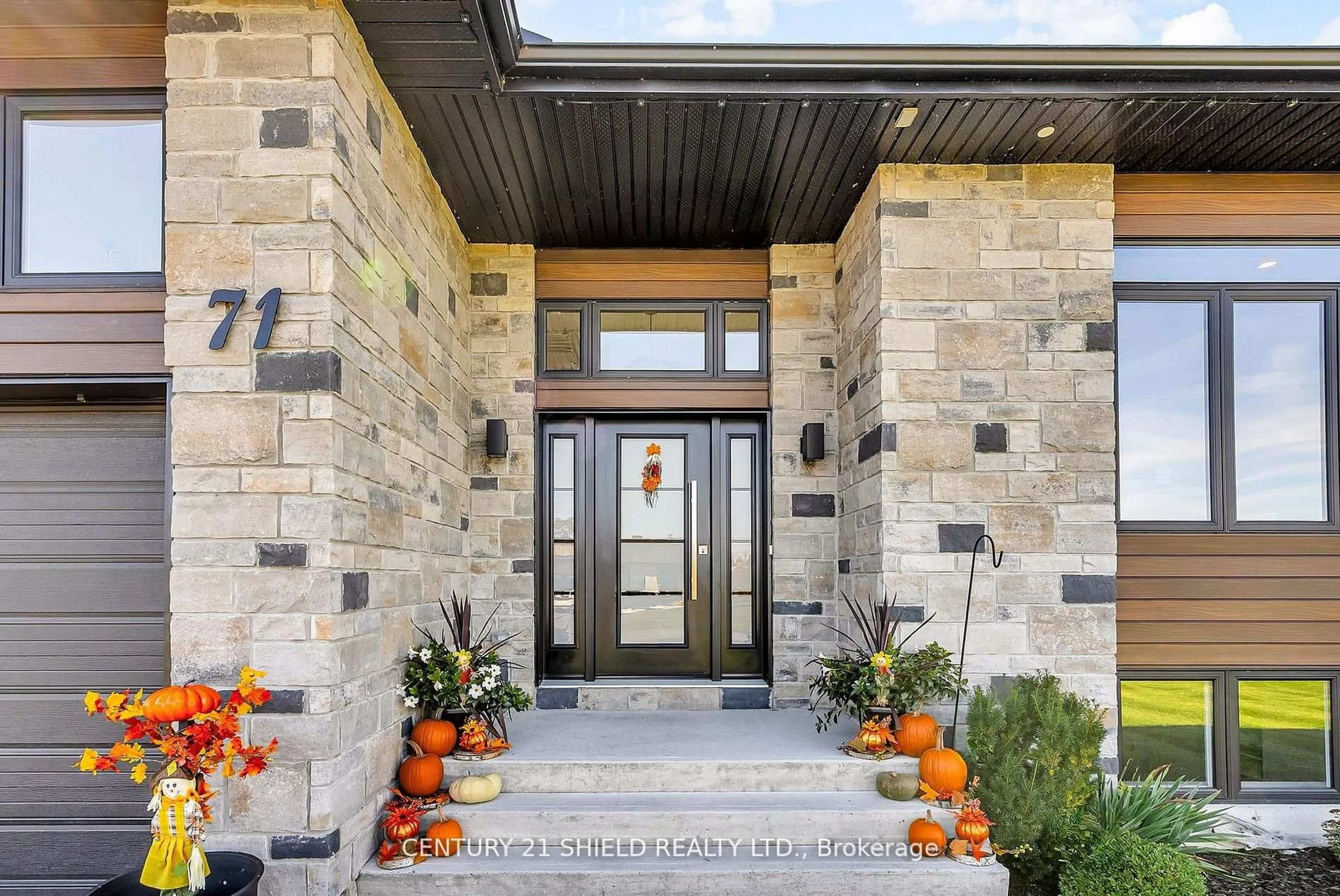 Indoor entryway for 71 Dale St, South Stormont Ontario K0C 1M0