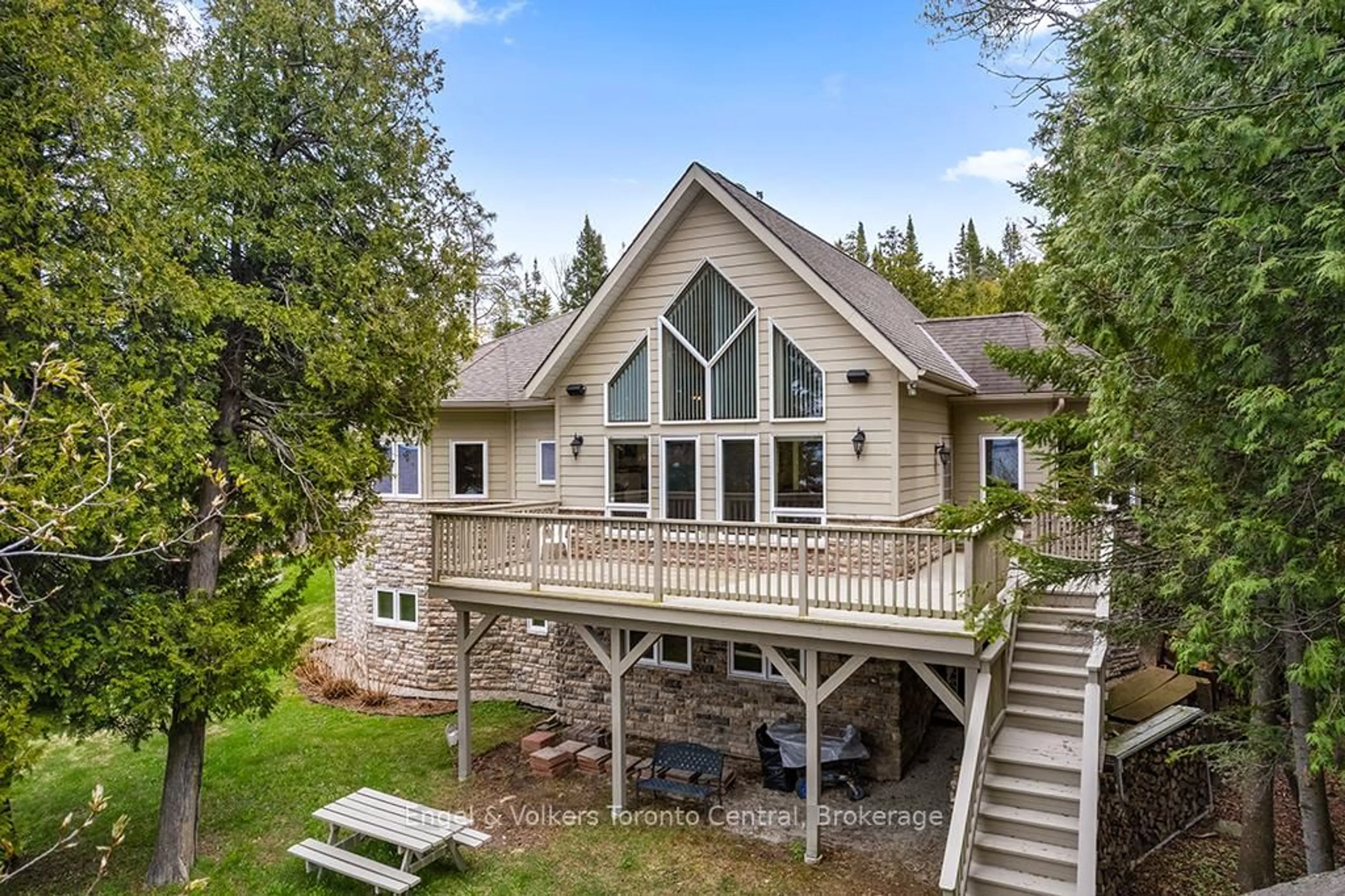 A pic from outside/outdoor area/front of a property/back of a property/a pic from drone, water/lake/river/ocean view for 128 Buckingham Lane, Meaford Ontario N0H 1B0