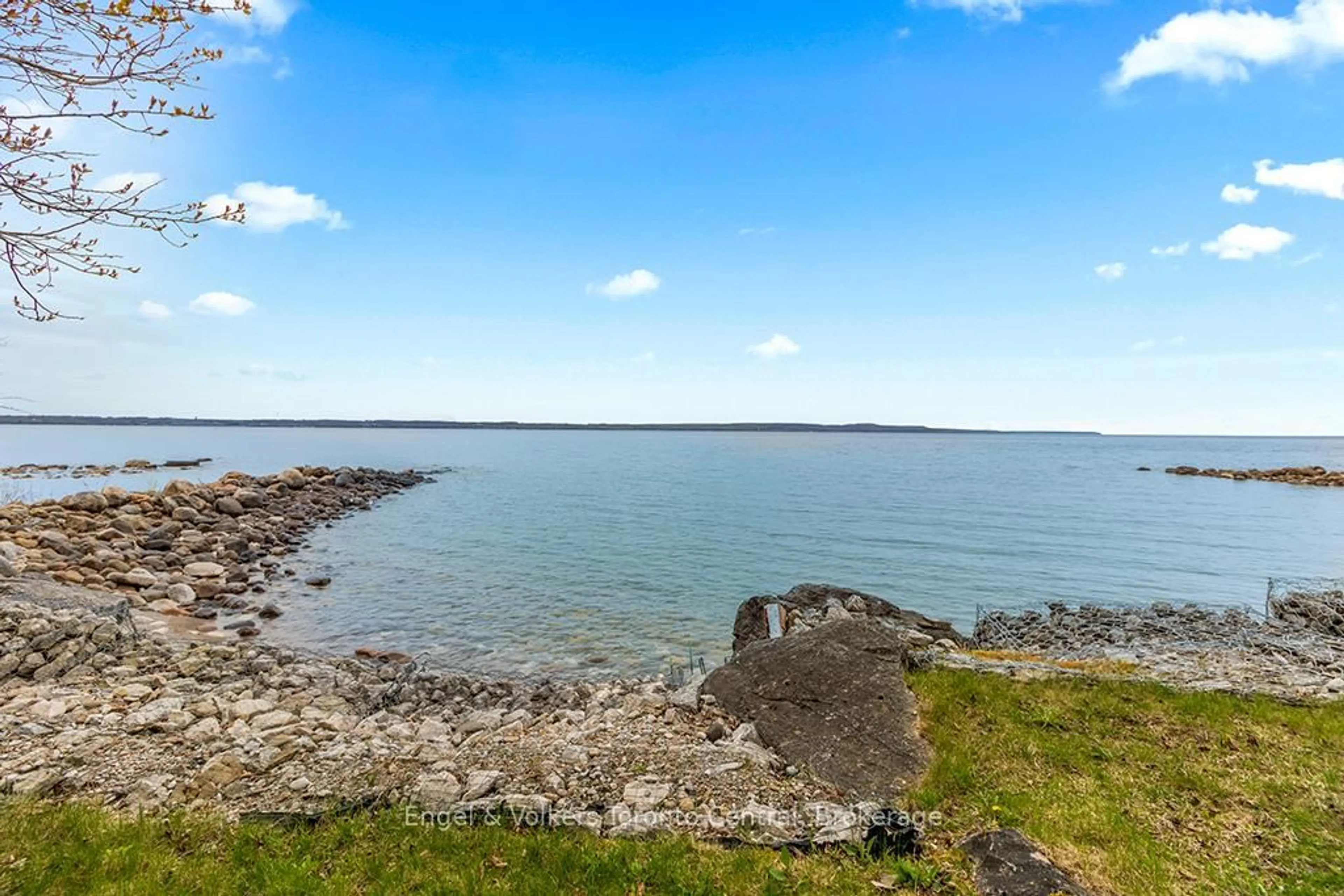 A pic from outside/outdoor area/front of a property/back of a property/a pic from drone, water/lake/river/ocean view for 128 Buckingham Lane, Meaford Ontario N0H 1B0