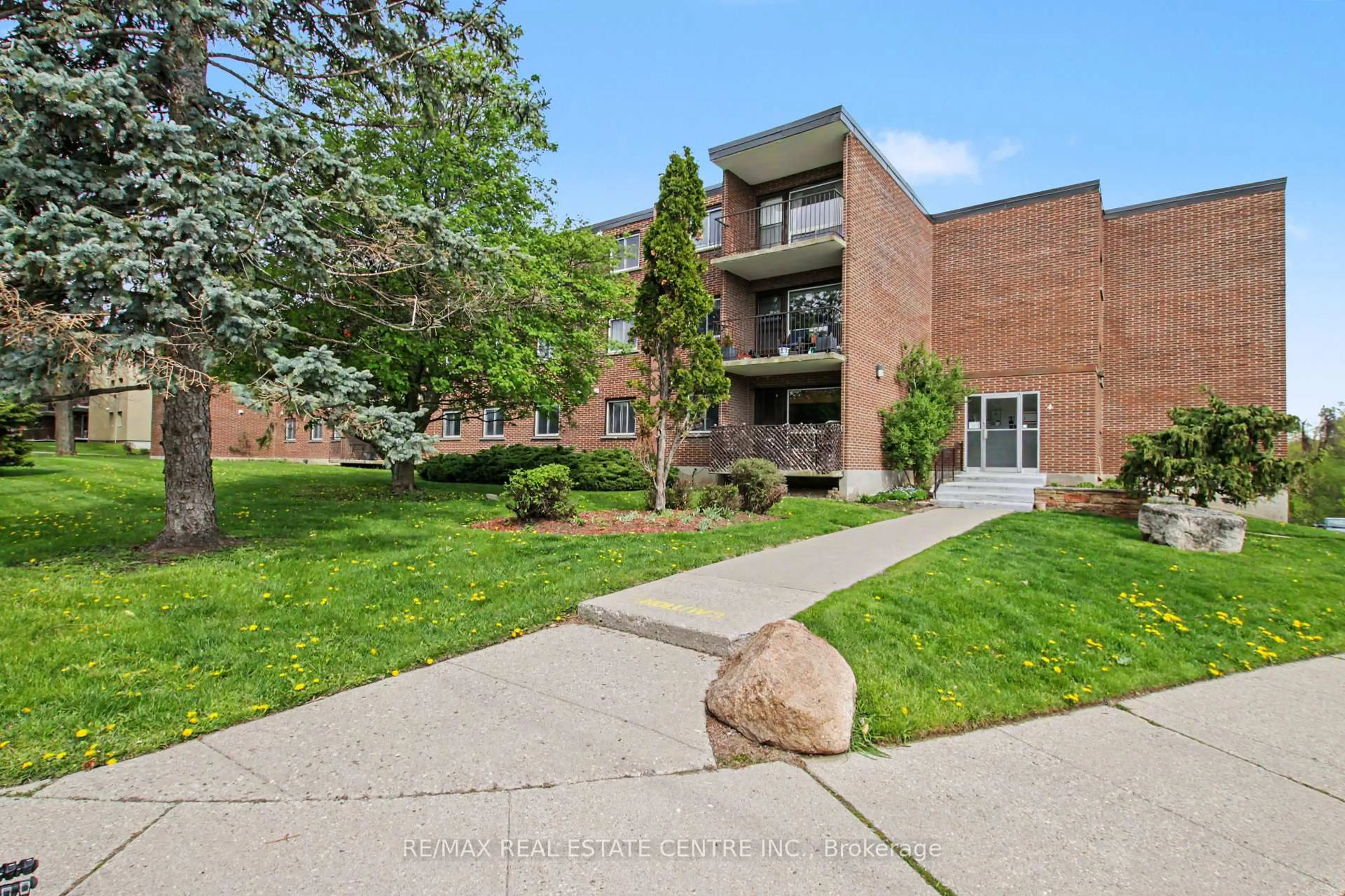 Patio, unknown for 4 Avalon Pl #105, Kitchener Ontario N2M 4N6