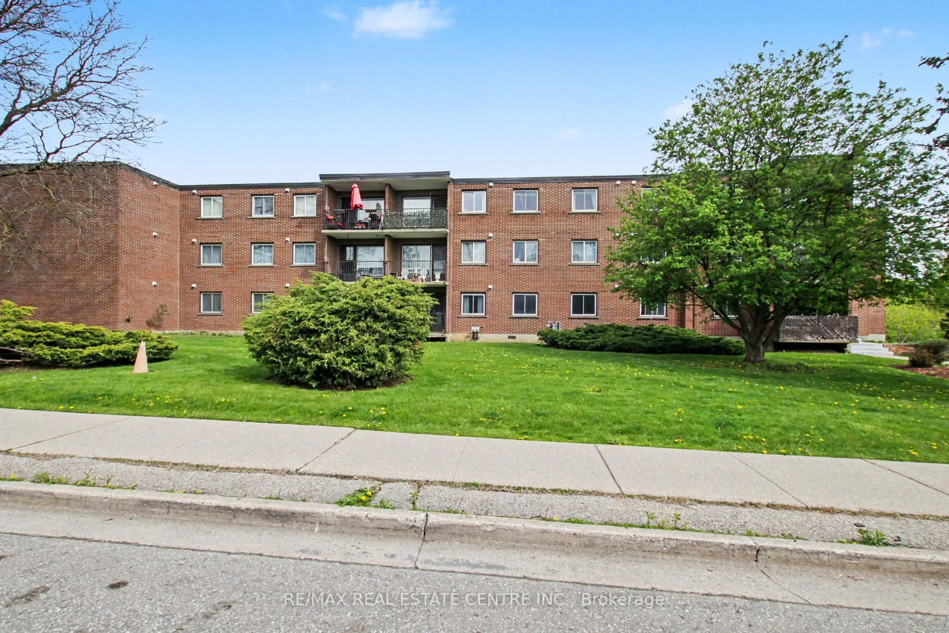 Patio, building for 4 Avalon Pl #105, Kitchener Ontario N2M 4N6