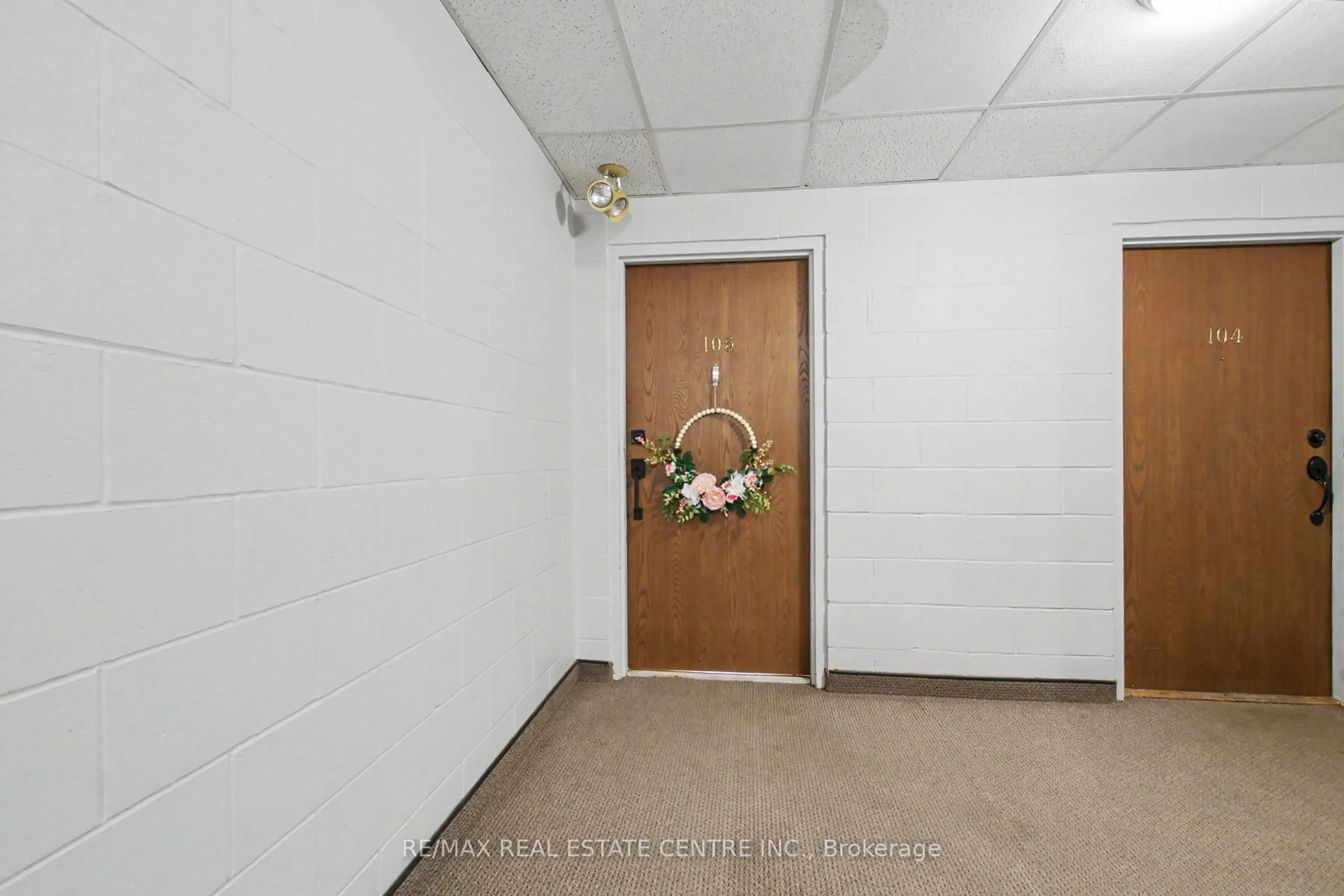 Indoor foyer for 4 Avalon Pl #105, Kitchener Ontario N2M 4N6