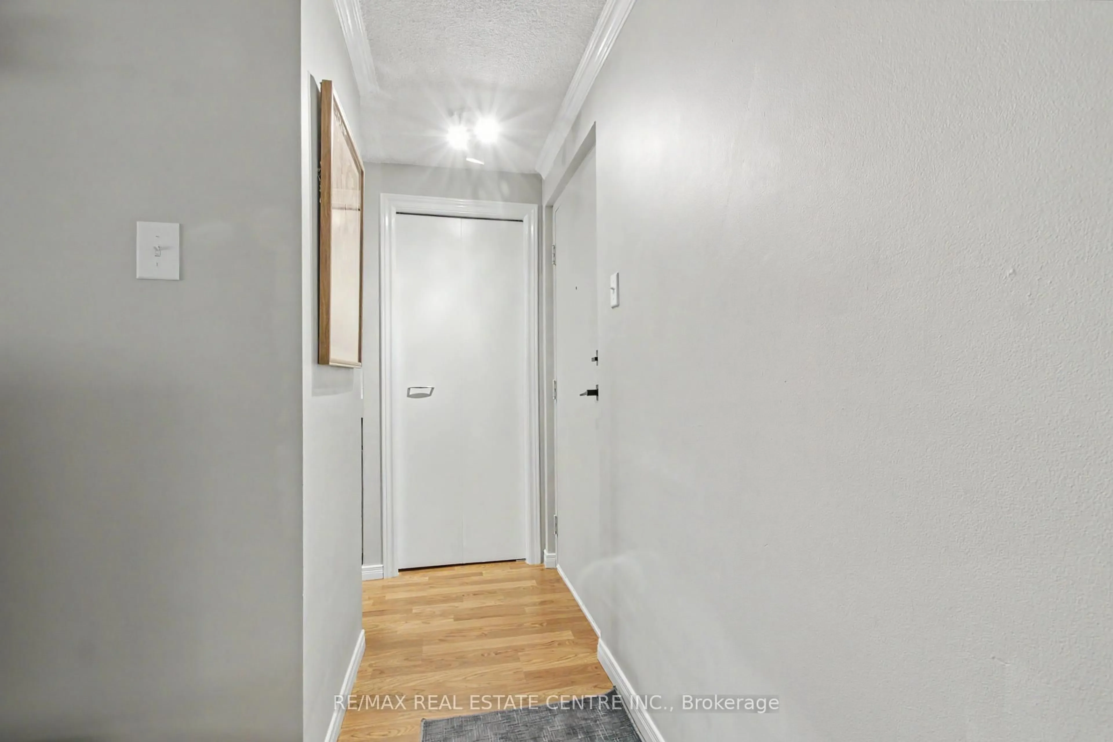 Indoor entryway for 4 Avalon Pl #105, Kitchener Ontario N2M 4N6