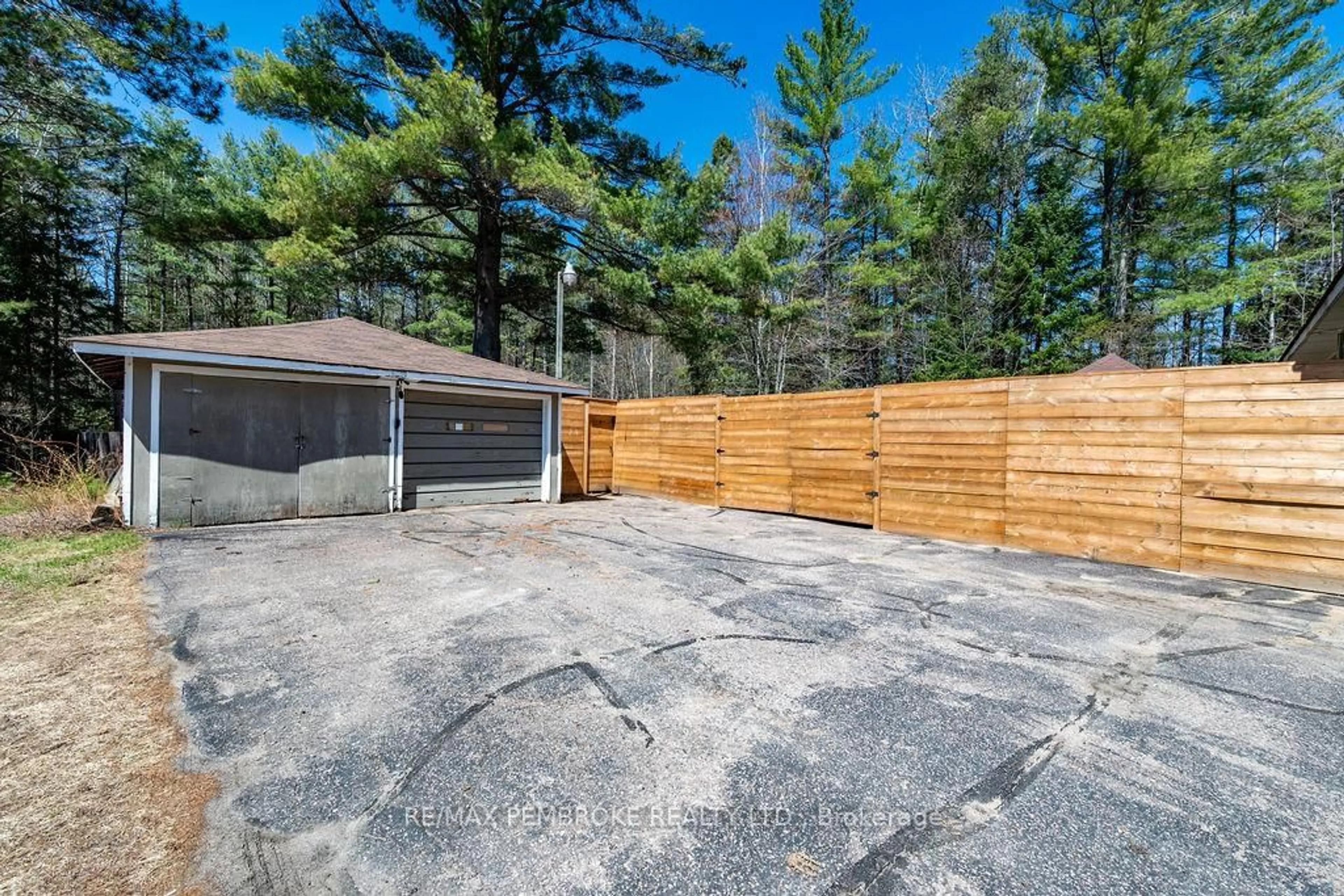 Patio, street for 32323 17 Highway, Deep River Ontario K0J 1P0