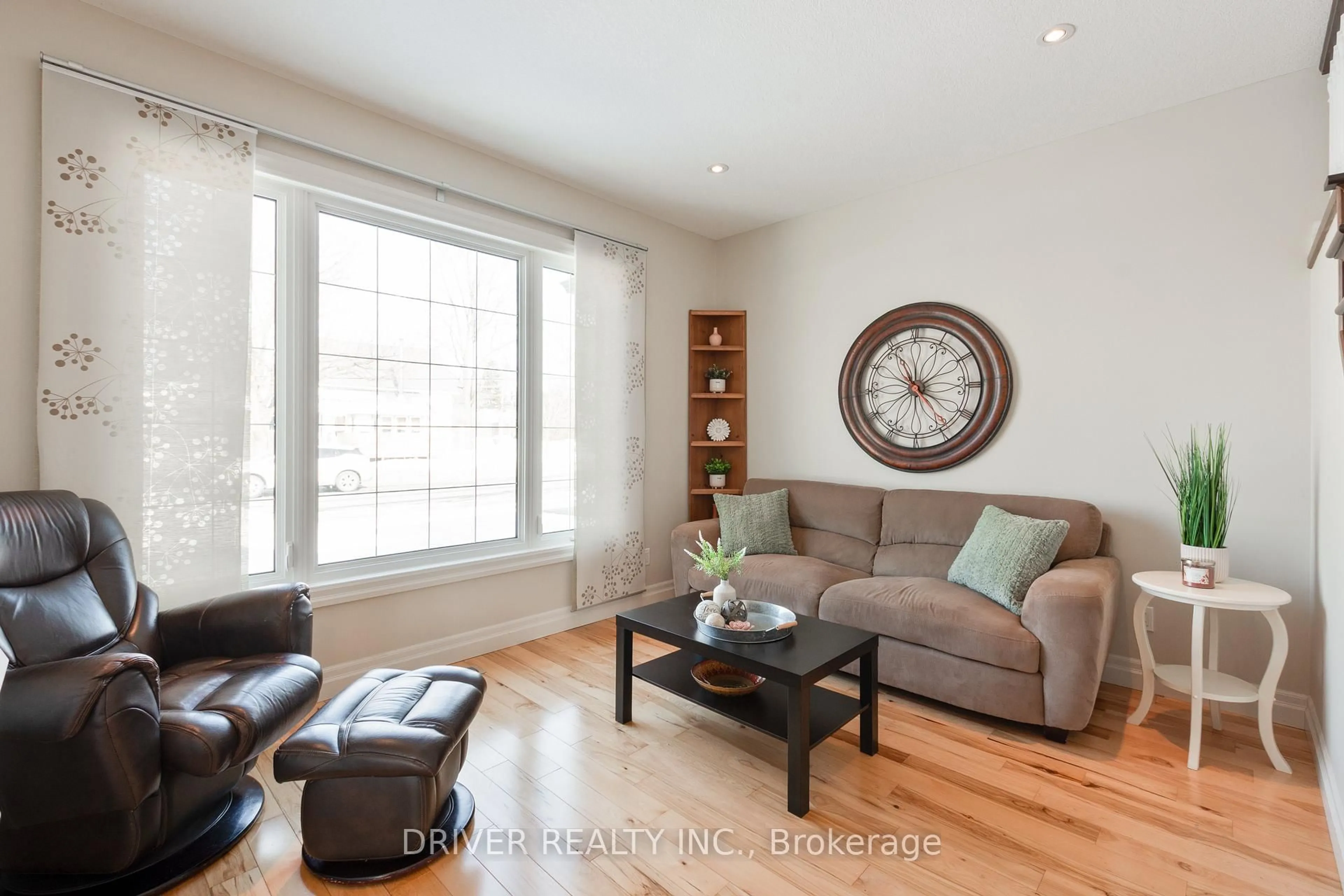 Living room with furniture, wood/laminate floor for 36 Spruce St, Aylmer Ontario N5H 3J4