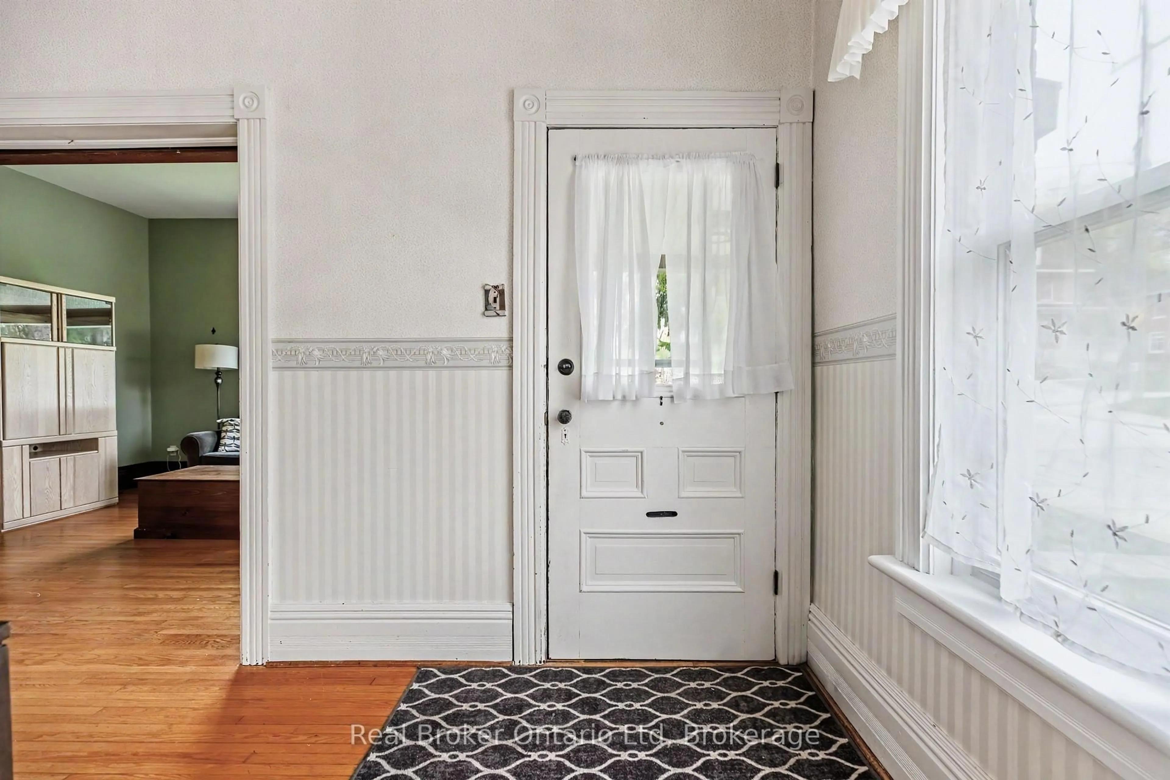 Indoor entryway for 846 7th Ave, Owen Sound Ontario N4K 2Y6