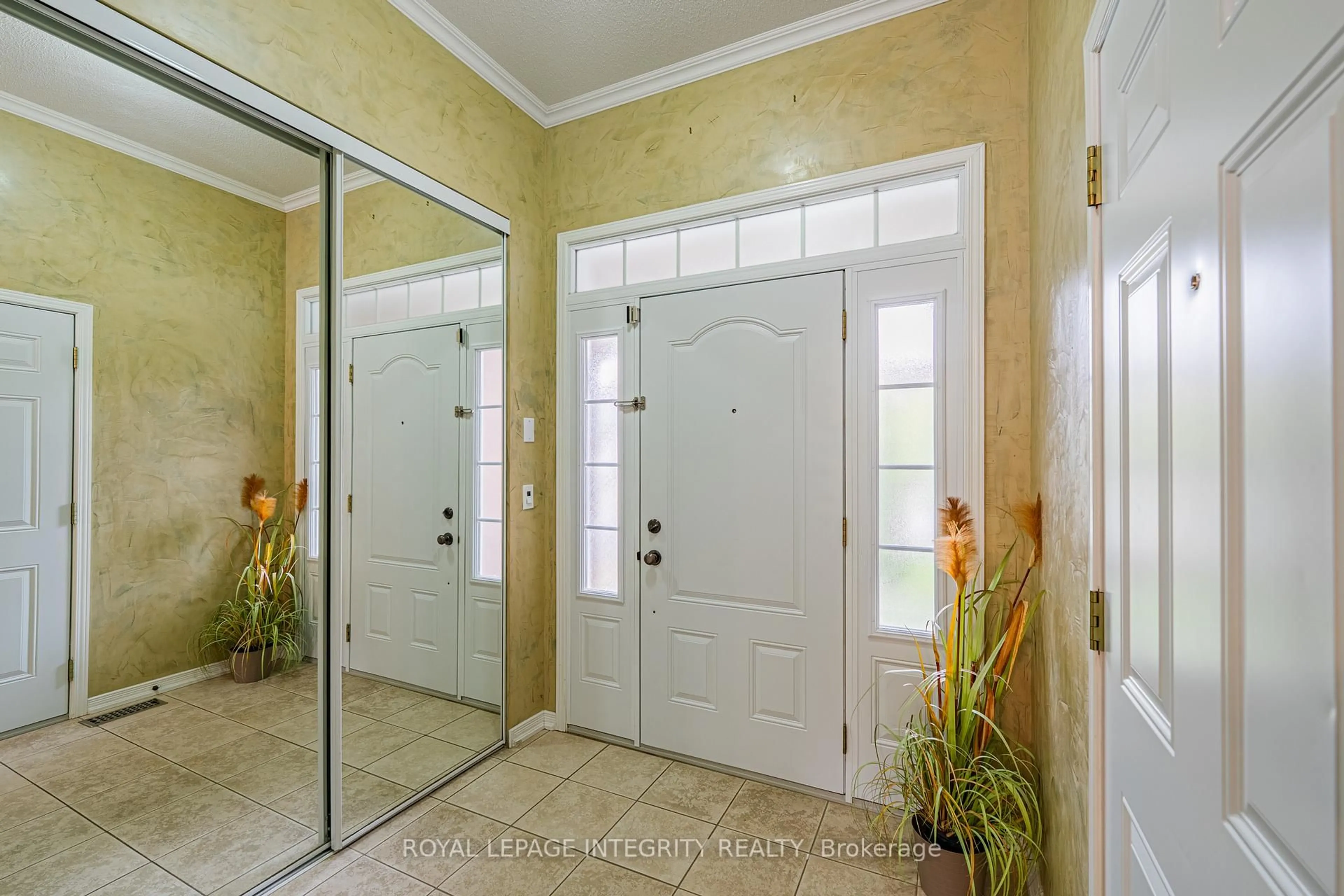 Indoor entryway for 319 GLENBRAE Ave, Ottawa Ontario K2W 0B9