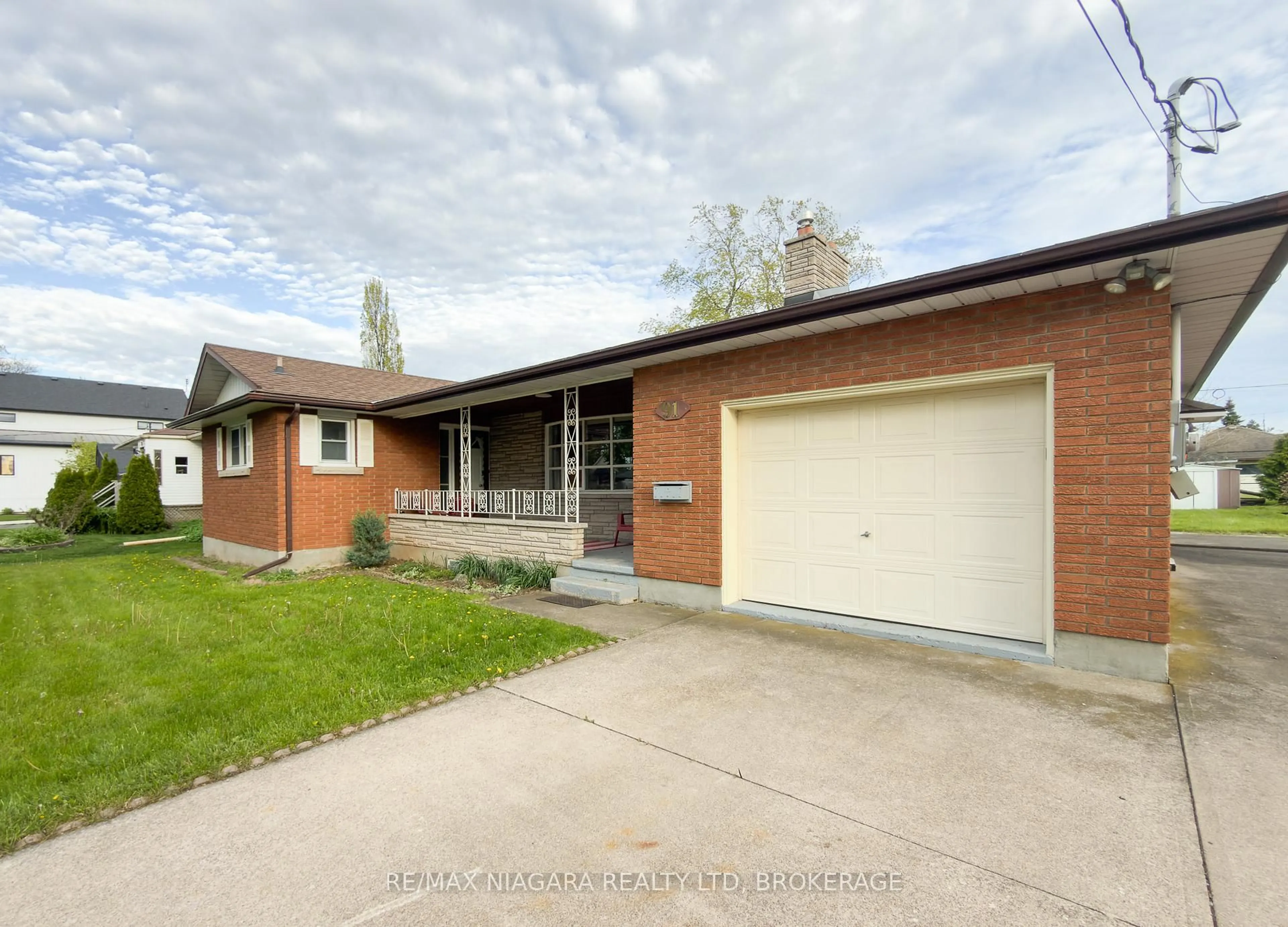 Home with brick exterior material, street for 91 Maitland St, Thorold Ontario L2V 3B1
