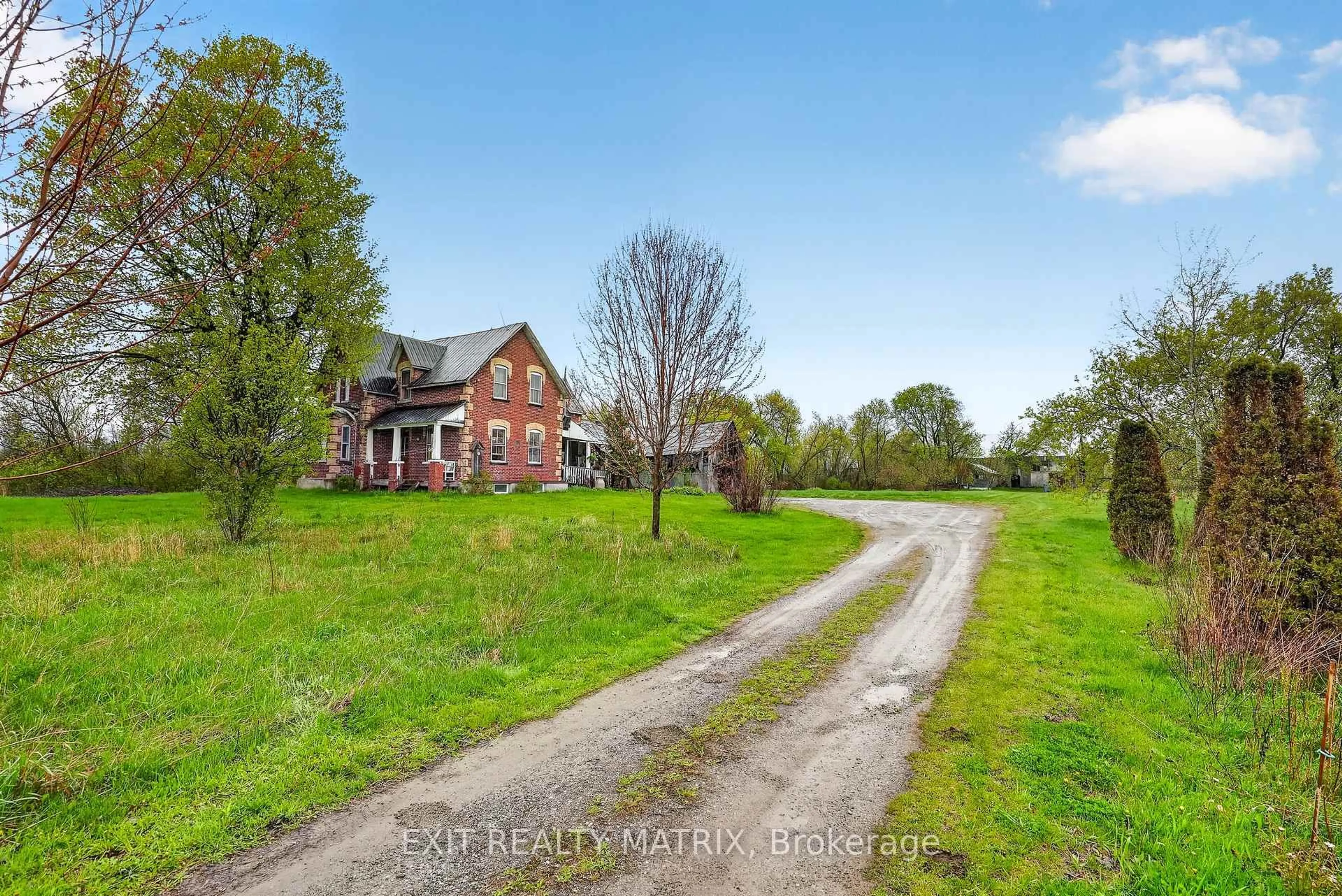 A pic from outside/outdoor area/front of a property/back of a property/a pic from drone, unknown for 7499 Bank St, Metcalfe Ontario K0A 2P0