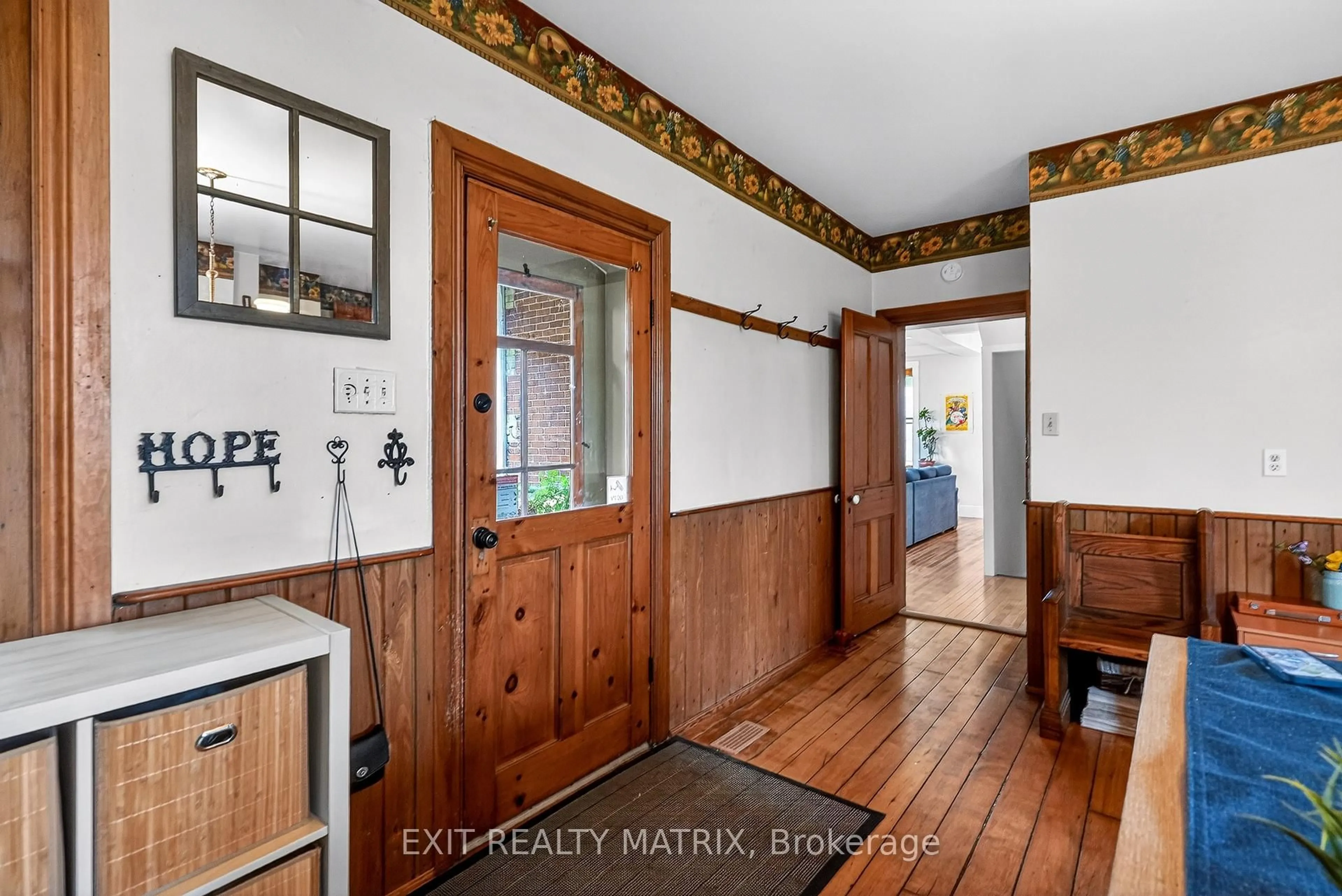 Indoor entryway for 7499 Bank St, Metcalfe Ontario K0A 2P0