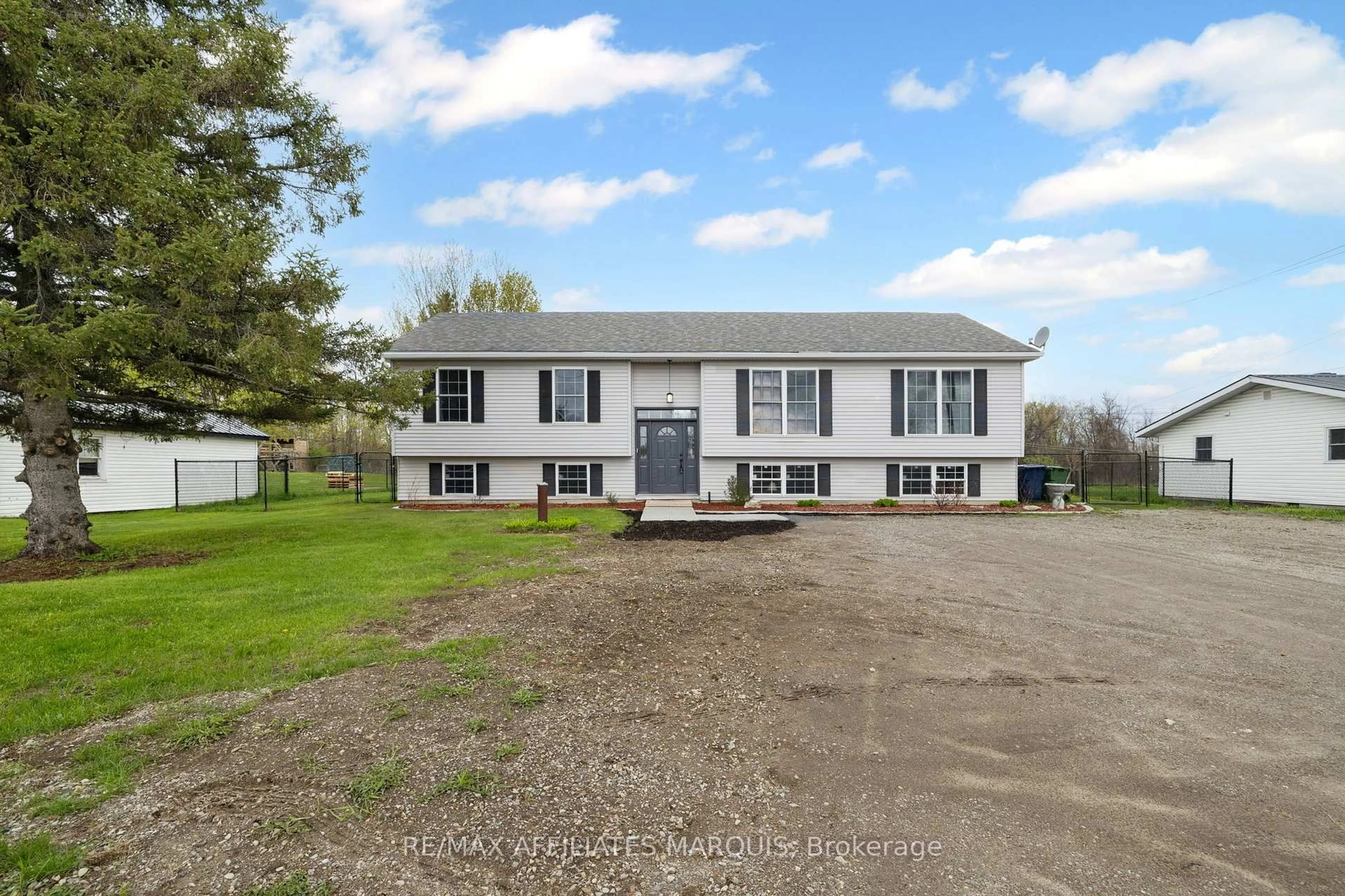 A pic from outside/outdoor area/front of a property/back of a property/a pic from drone, building for 462 Highway 15 Rd, Rideau Lakes Ontario K7A 5B8