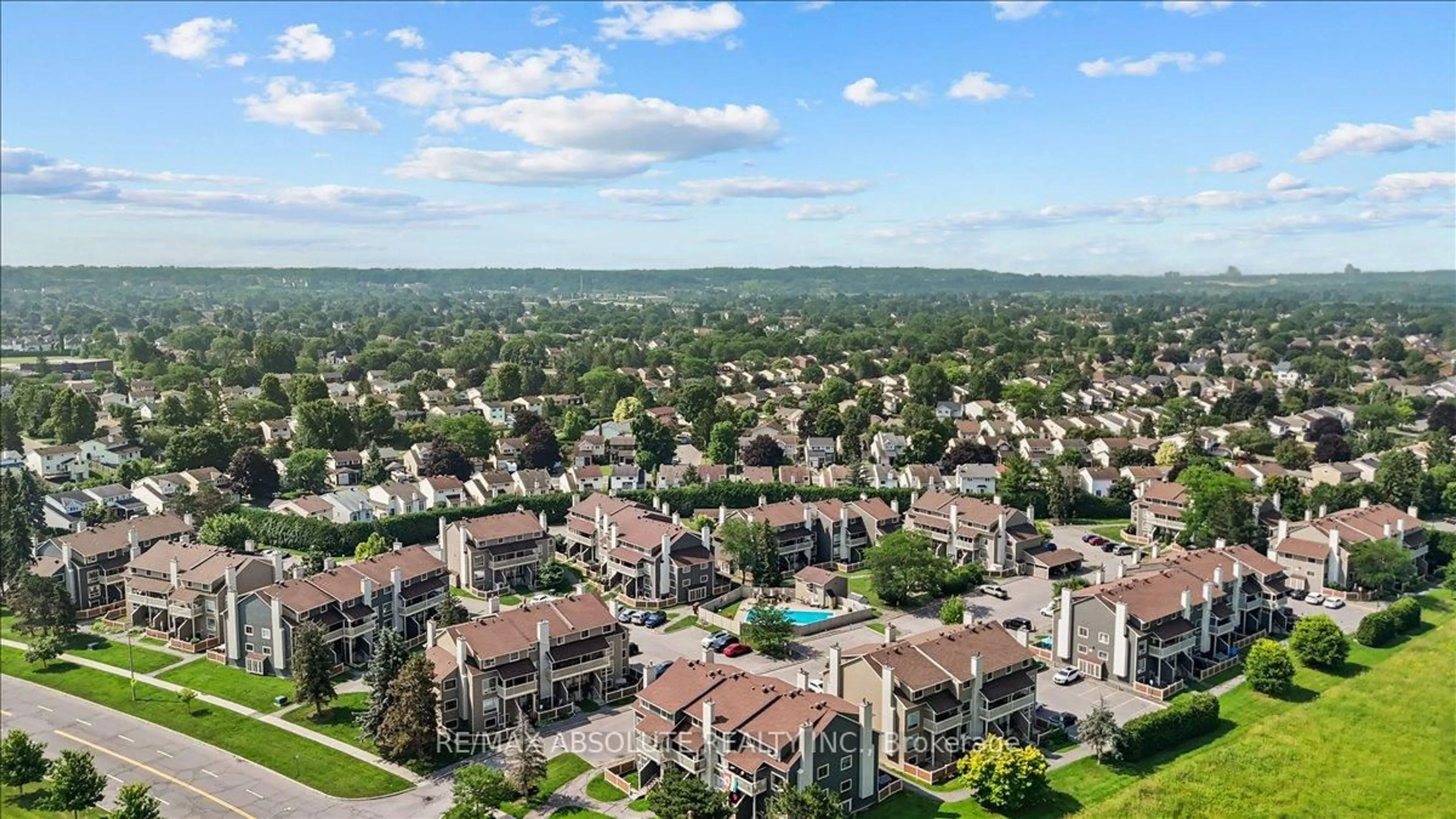A pic from outside/outdoor area/front of a property/back of a property/a pic from drone, unknown for 762 St. Andre Dr #5B, Ottawa Ontario K1C 4S7