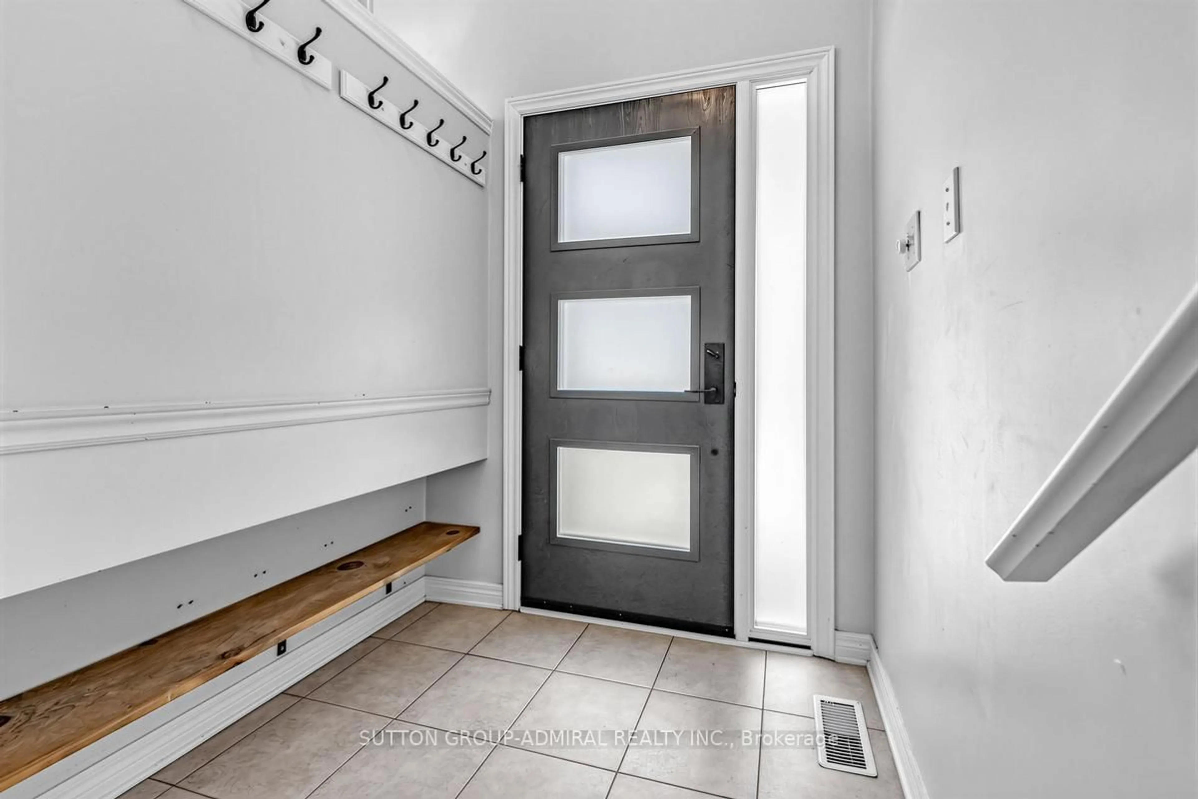 Indoor entryway for 8005 Grossi Crt, Niagara Falls Ontario L2H 3G8