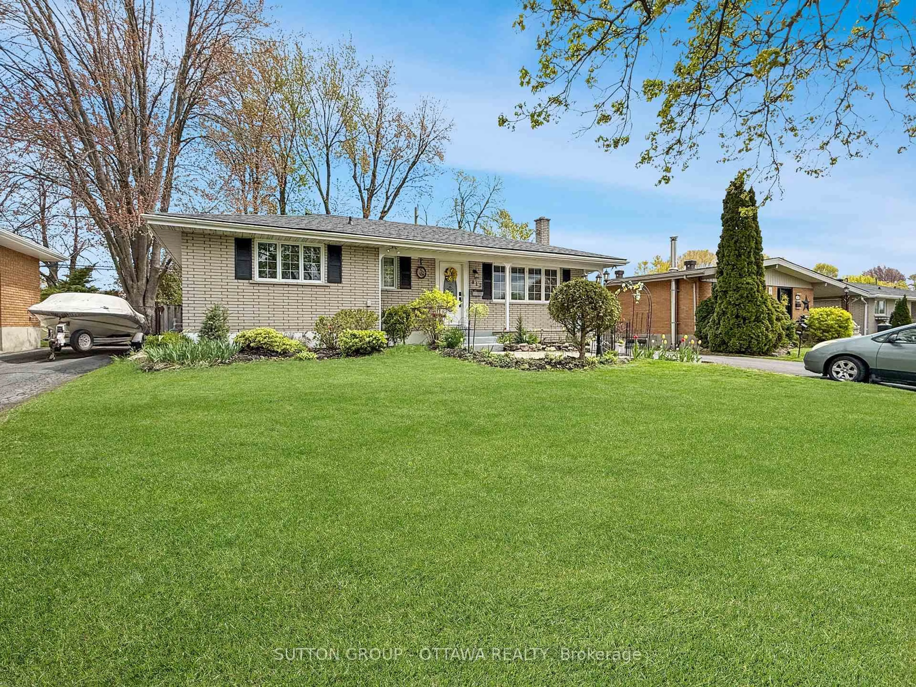 A pic from outside/outdoor area/front of a property/back of a property/a pic from drone, street for 412 Leitch Dr, Cornwall Ontario K6H 5P4