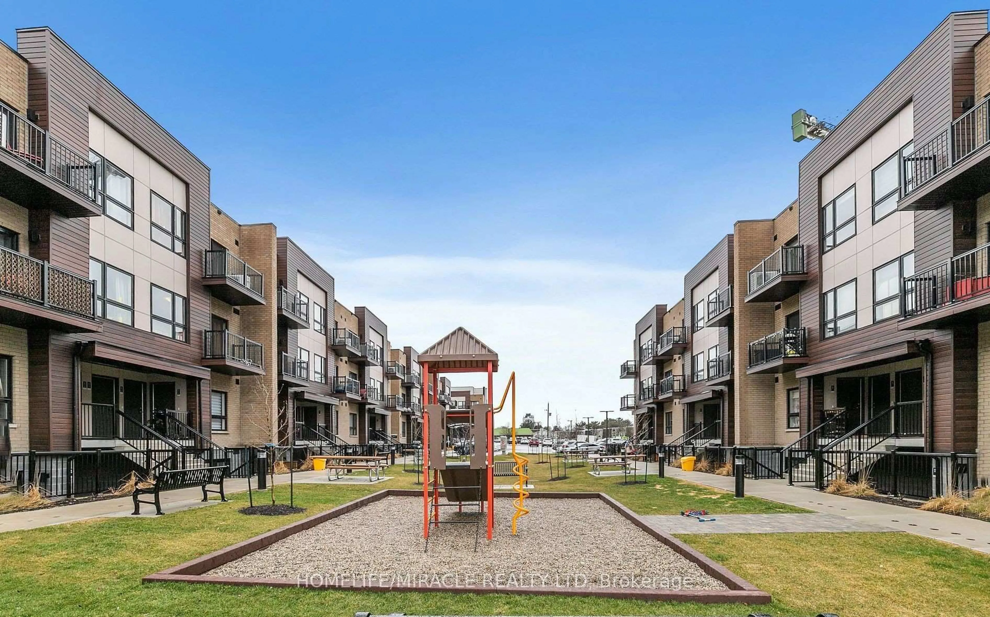 Patio, street for 10 Palace St #C2, Kitchener Ontario N2E 0J3