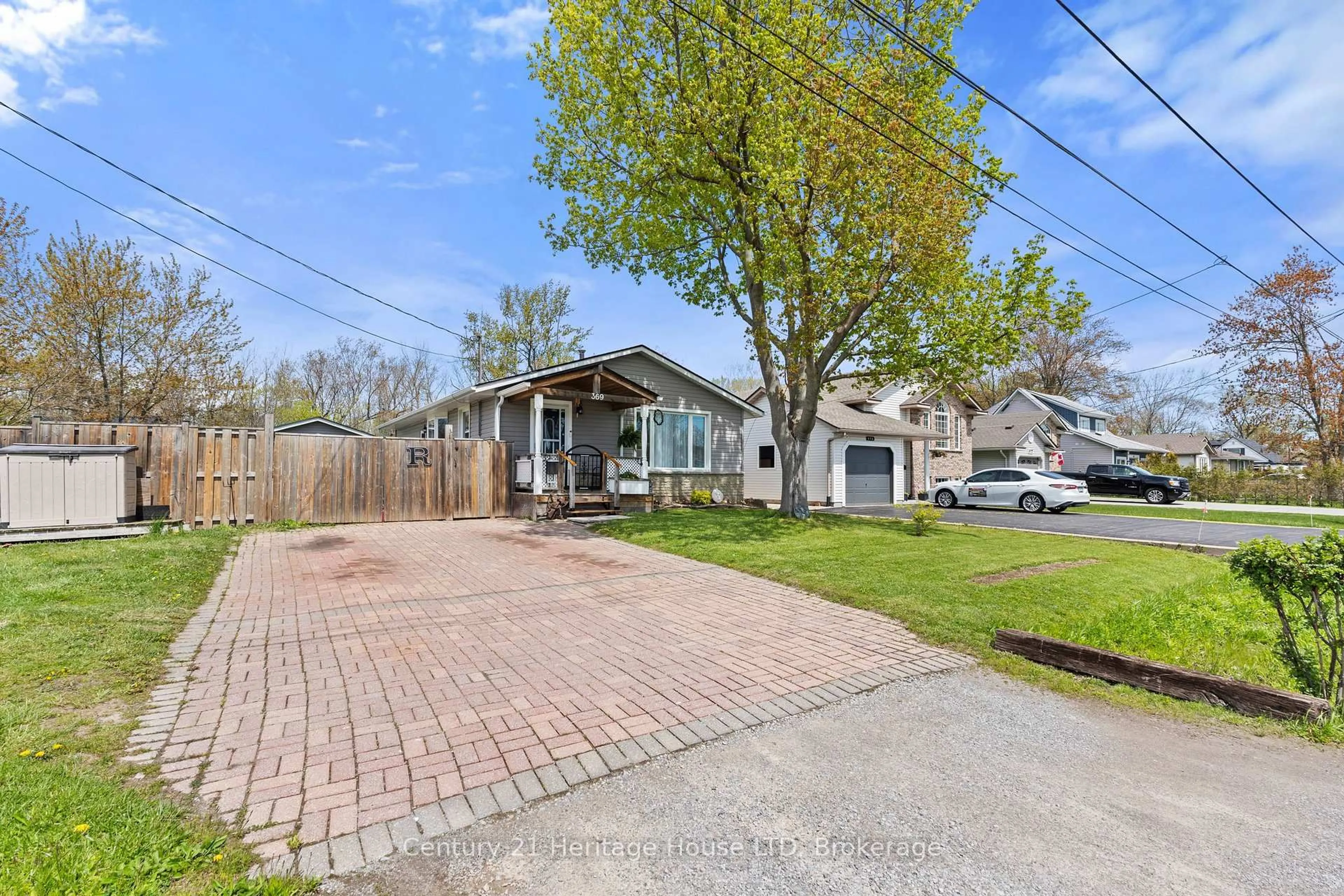 A pic from outside/outdoor area/front of a property/back of a property/a pic from drone, street for 369 Washington Rd, Fort Erie Ontario L2A 4K5