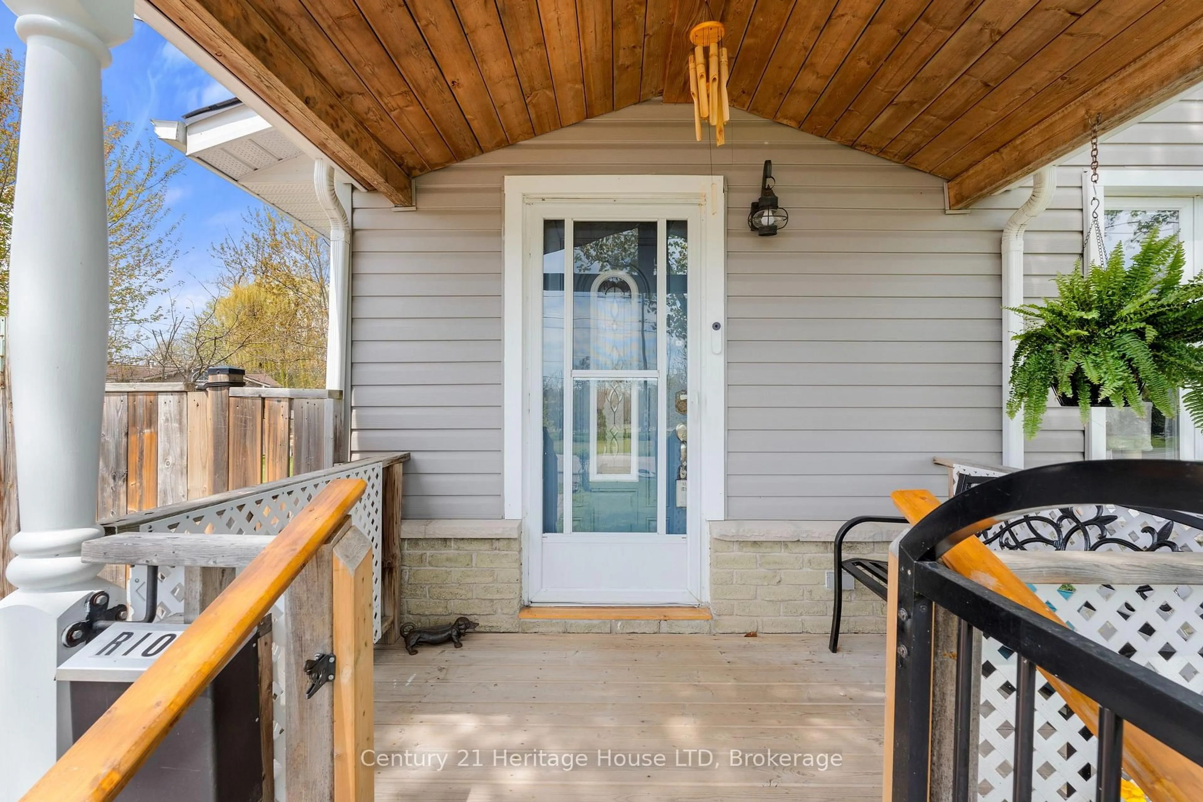 Indoor entryway for 369 Washington Rd, Fort Erie Ontario L2A 4K5